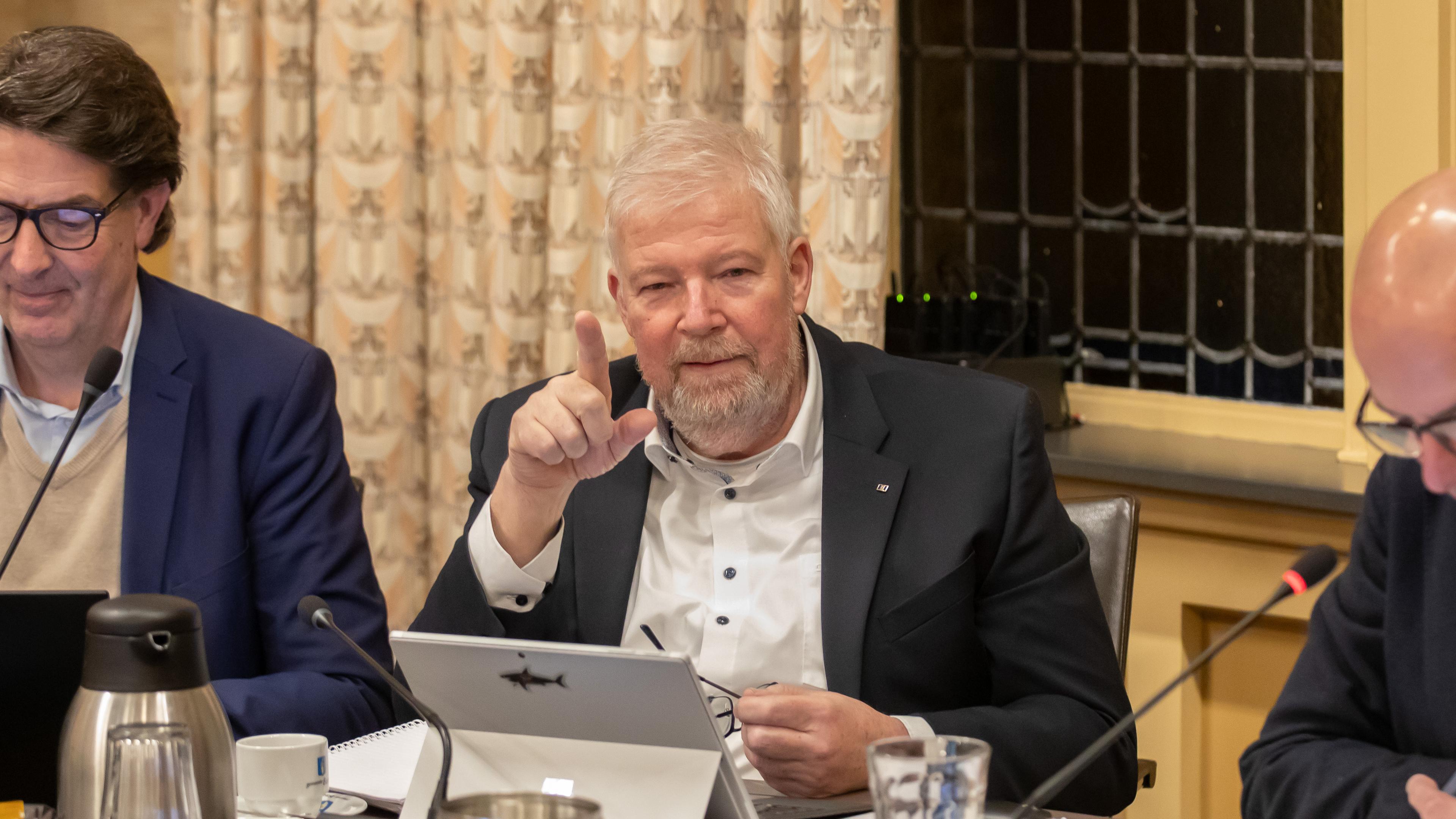 Opgestapte wethouder Mark Veldhuizen van Baarn wil best blijven als de gemeenteraad dat wil: ’Zou me