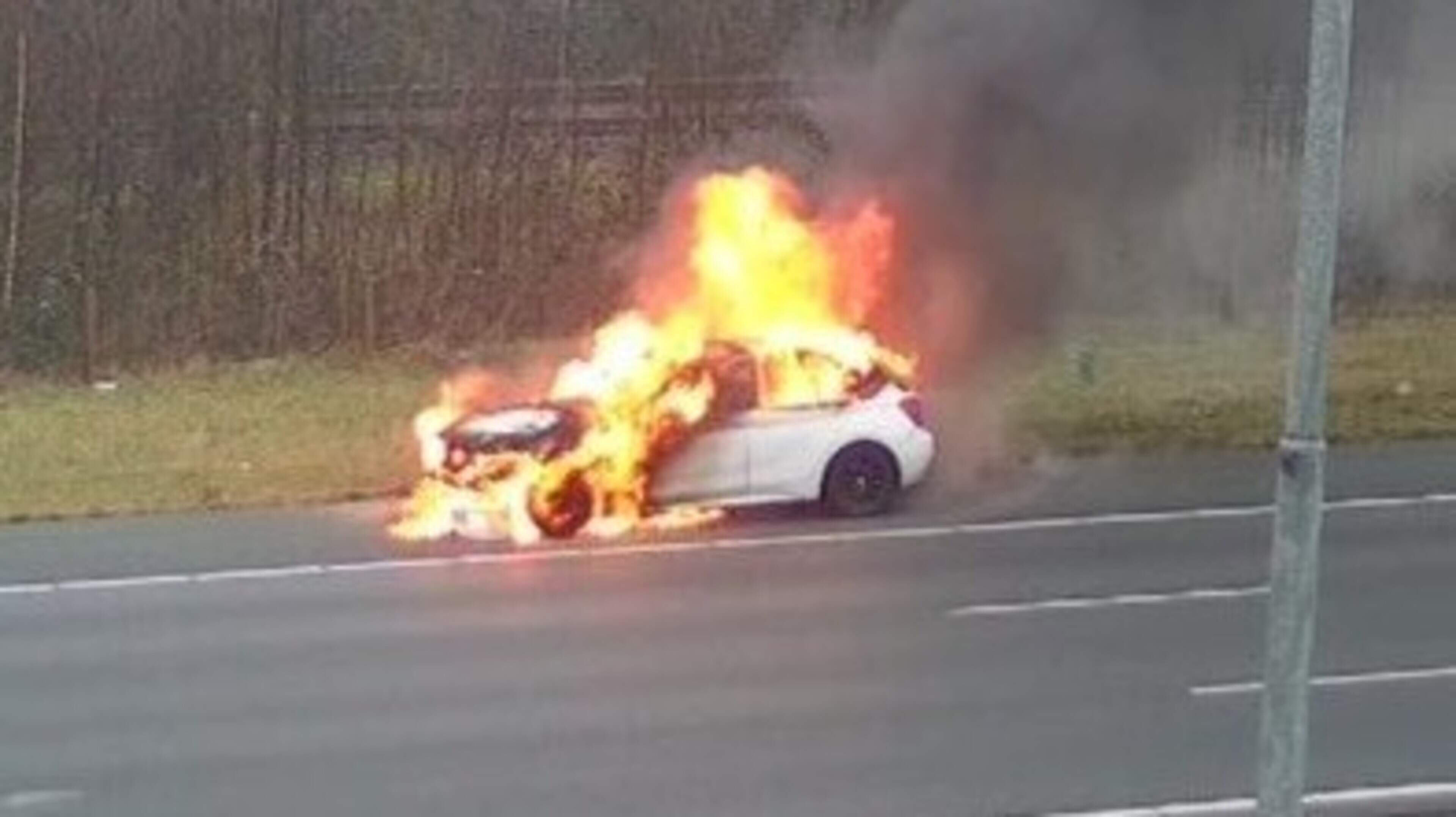 Auto in brand op A27 bij Maartensdijk, overlast voor verkeer