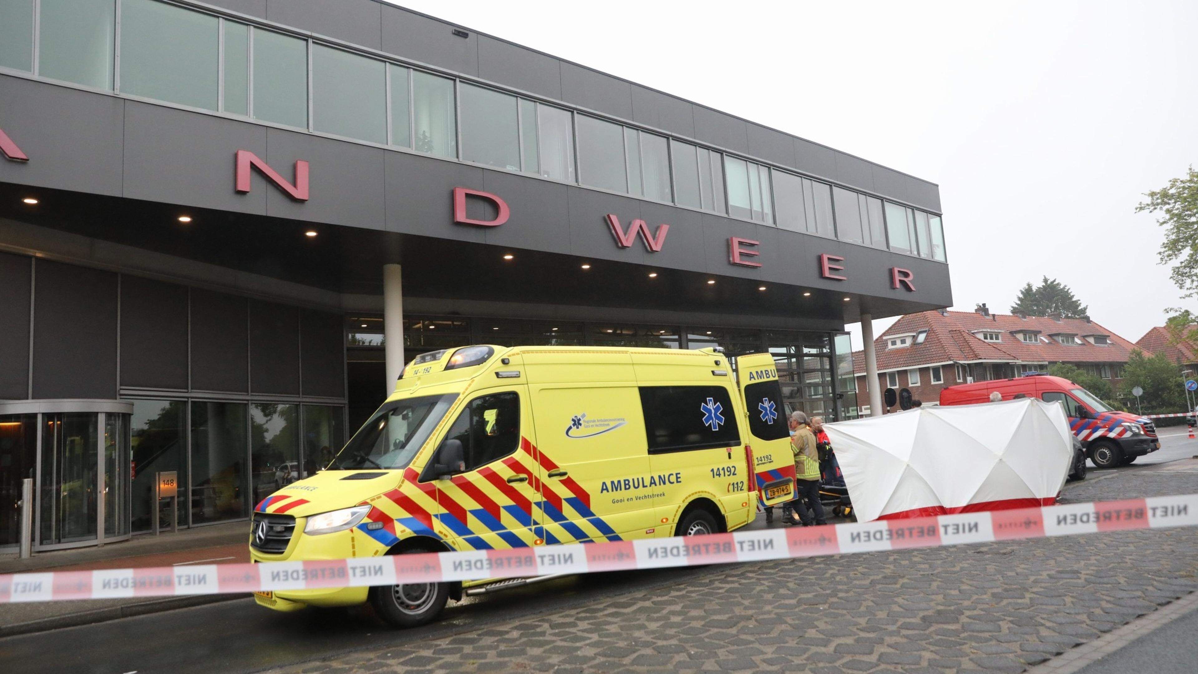 Fietser zwaargewond bij aanrijding voor brandweerkazerne in Hilversum, automobilist aangehouden [upd