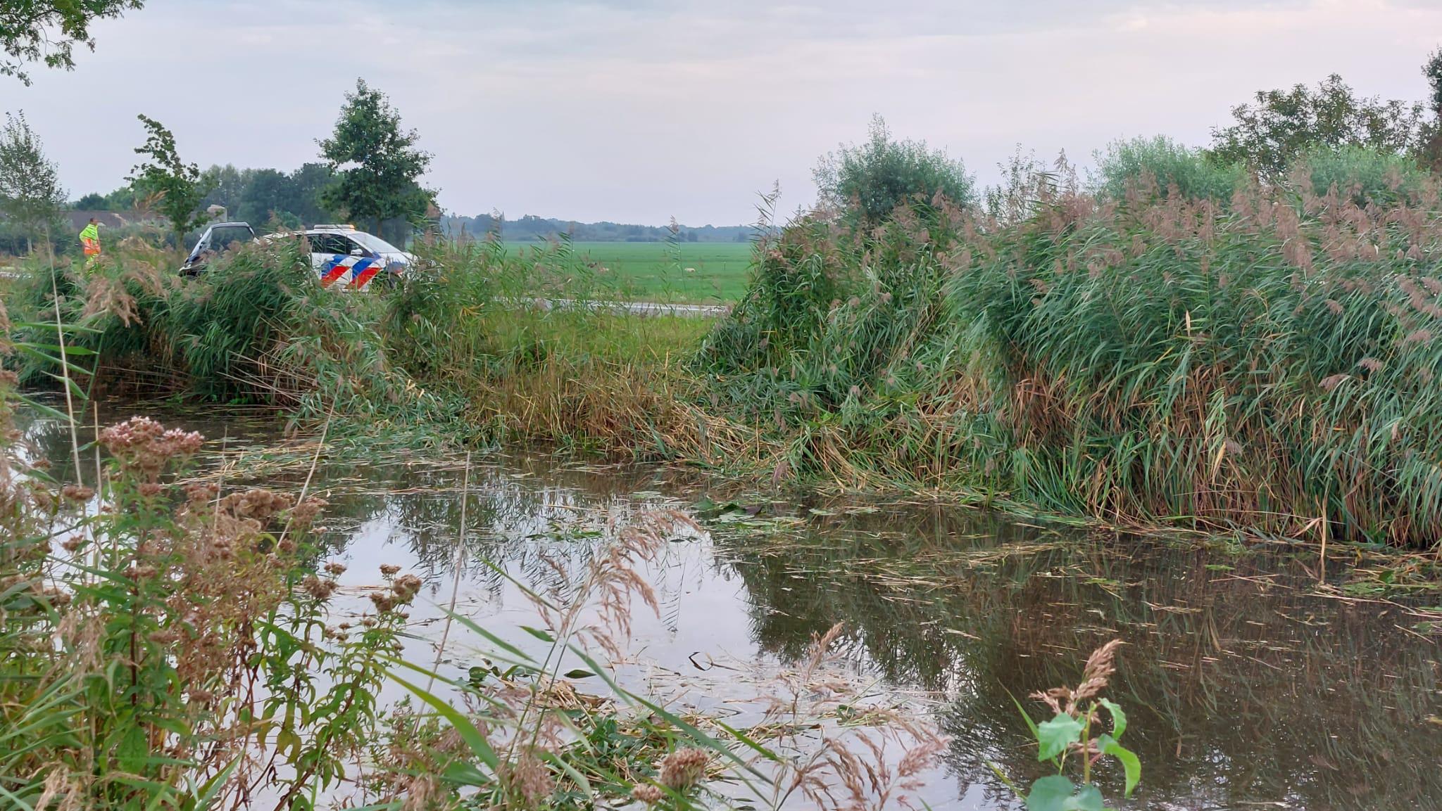Automobilist raakt te water in Ankeveen, auto verdwijnt naar de bodem