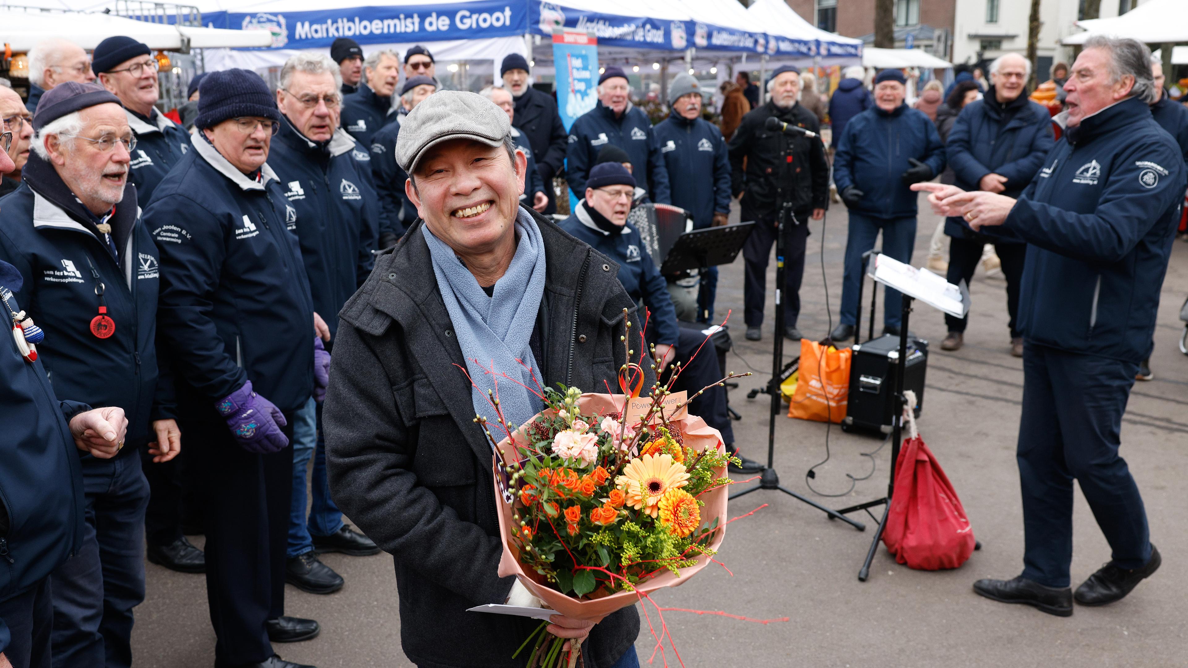 Naardense loempiaverkoper na decennia uitgezwaaid. Noodgedwongen afscheid toch nog feestelijk