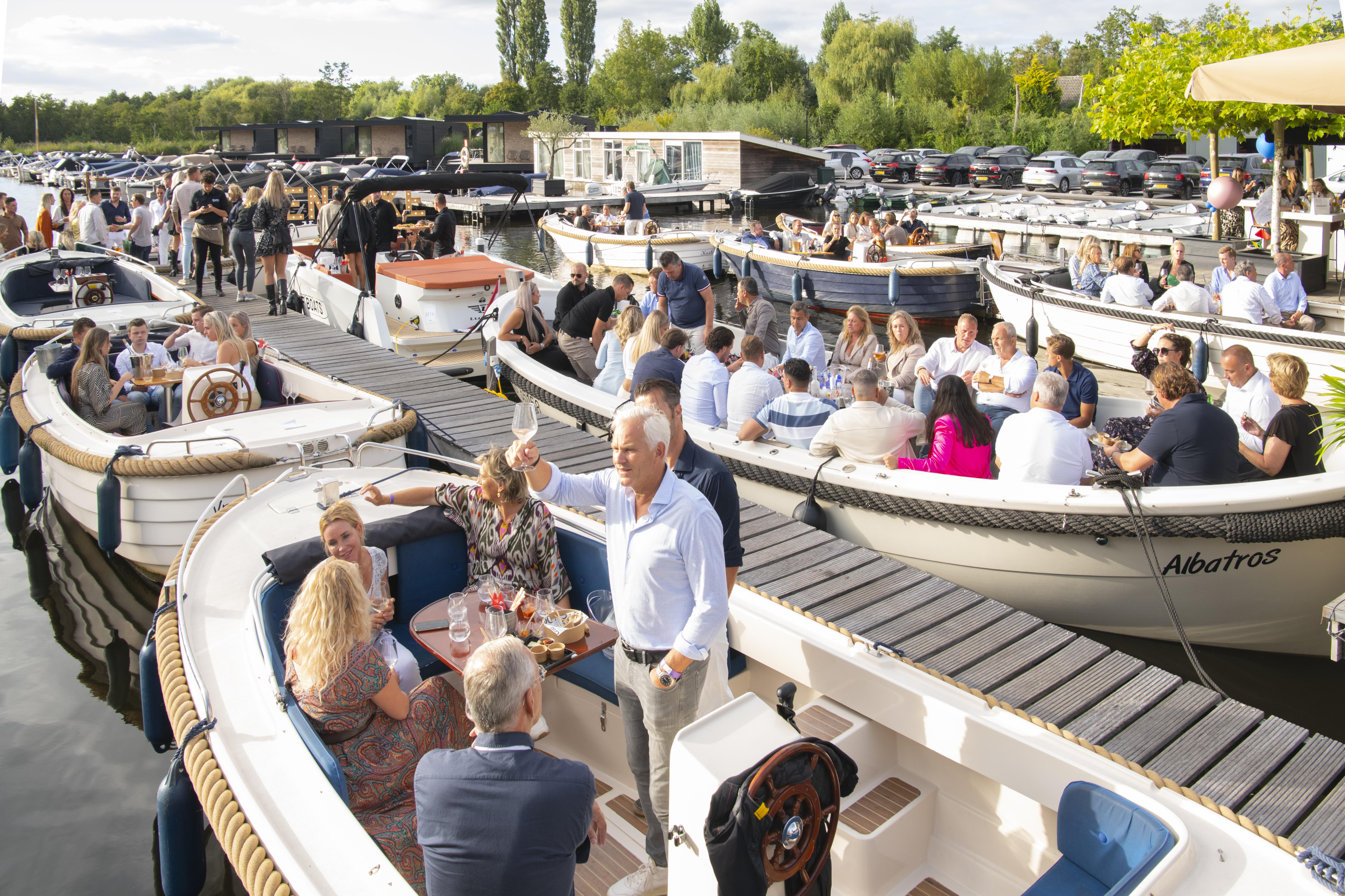 Volle bak voor Nederlandse artiesten in jachthaven Kortenhoef