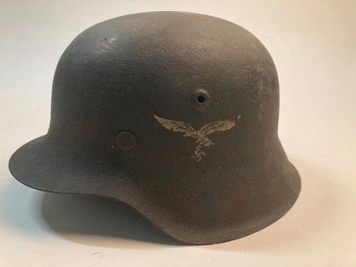 In Lage Vuursche gevonden Duitse nazi-helm geschonken aan Nationaal Militair Museum Soesterberg