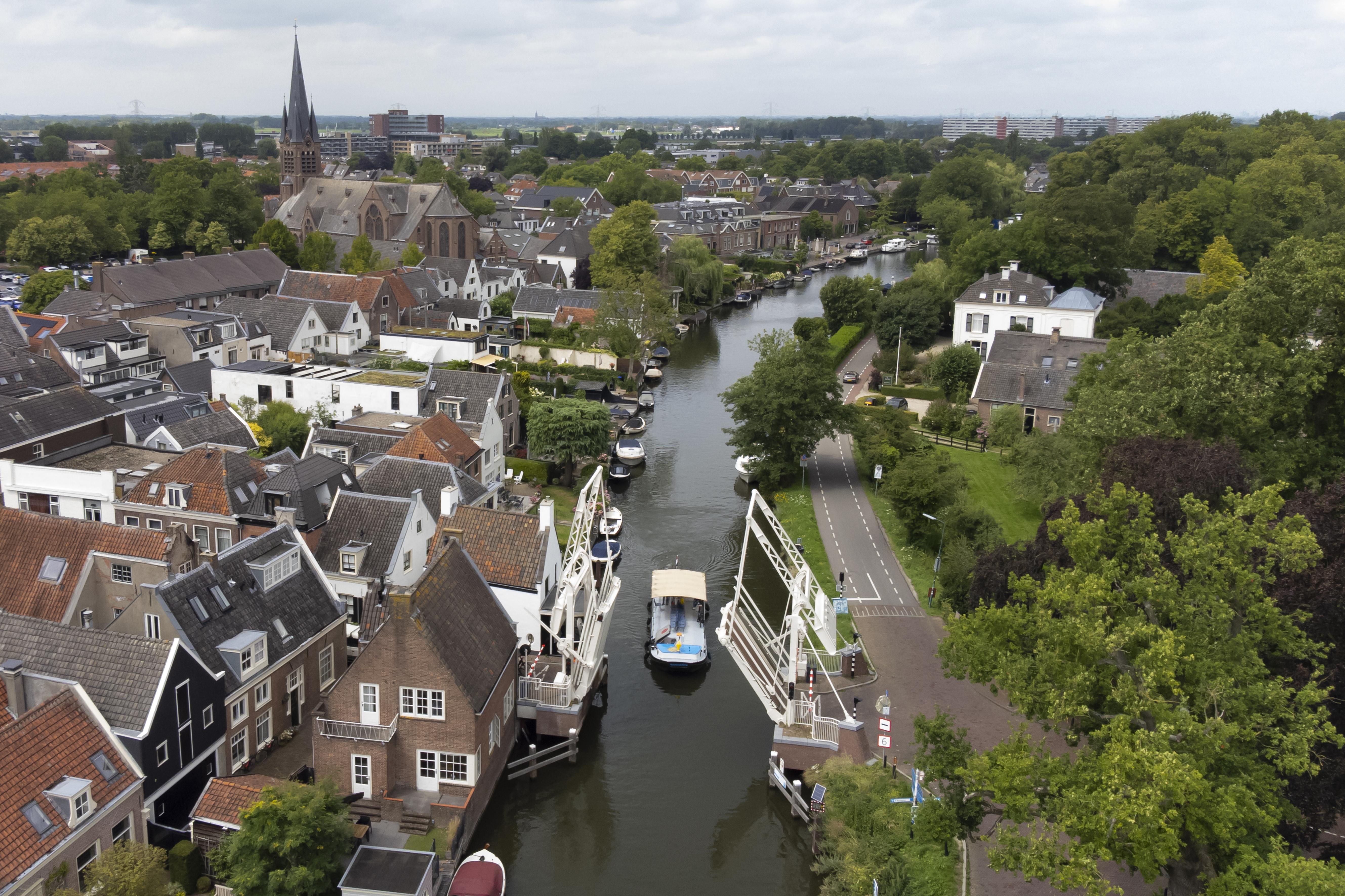 Met de Fietsboot van Breukelen naar Nieuwersluis. Je ziet de buitenplaatsen eens vanaf de andere kan