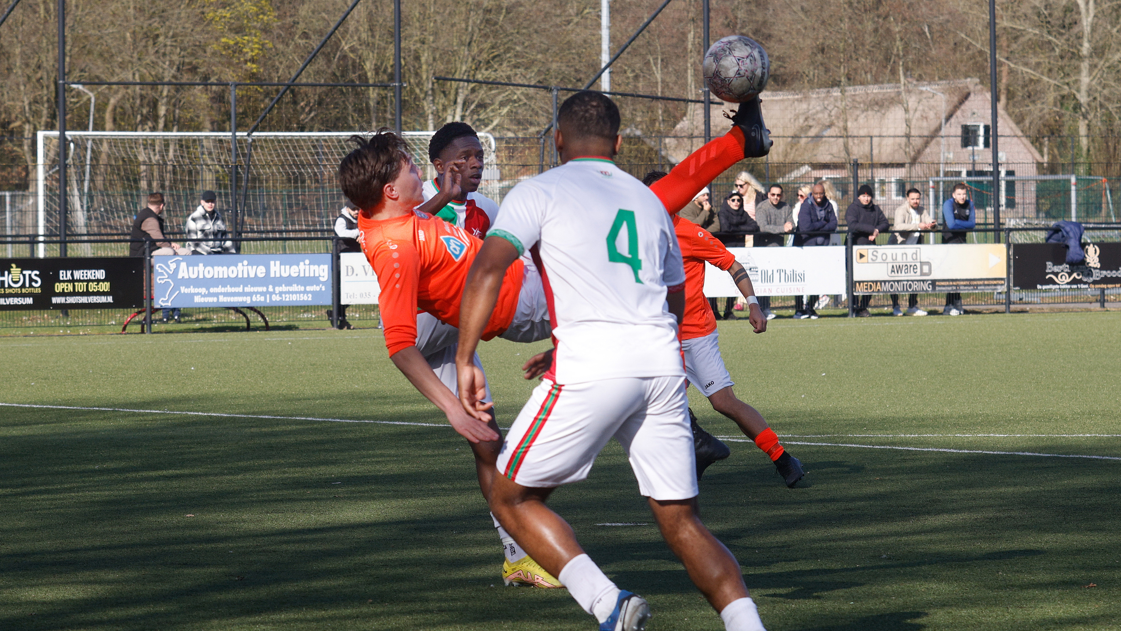Middenmoters Olympia’25 en Loosdrecht spelen gelijk in boeiend duel, maar moeten nu toch naar ondere