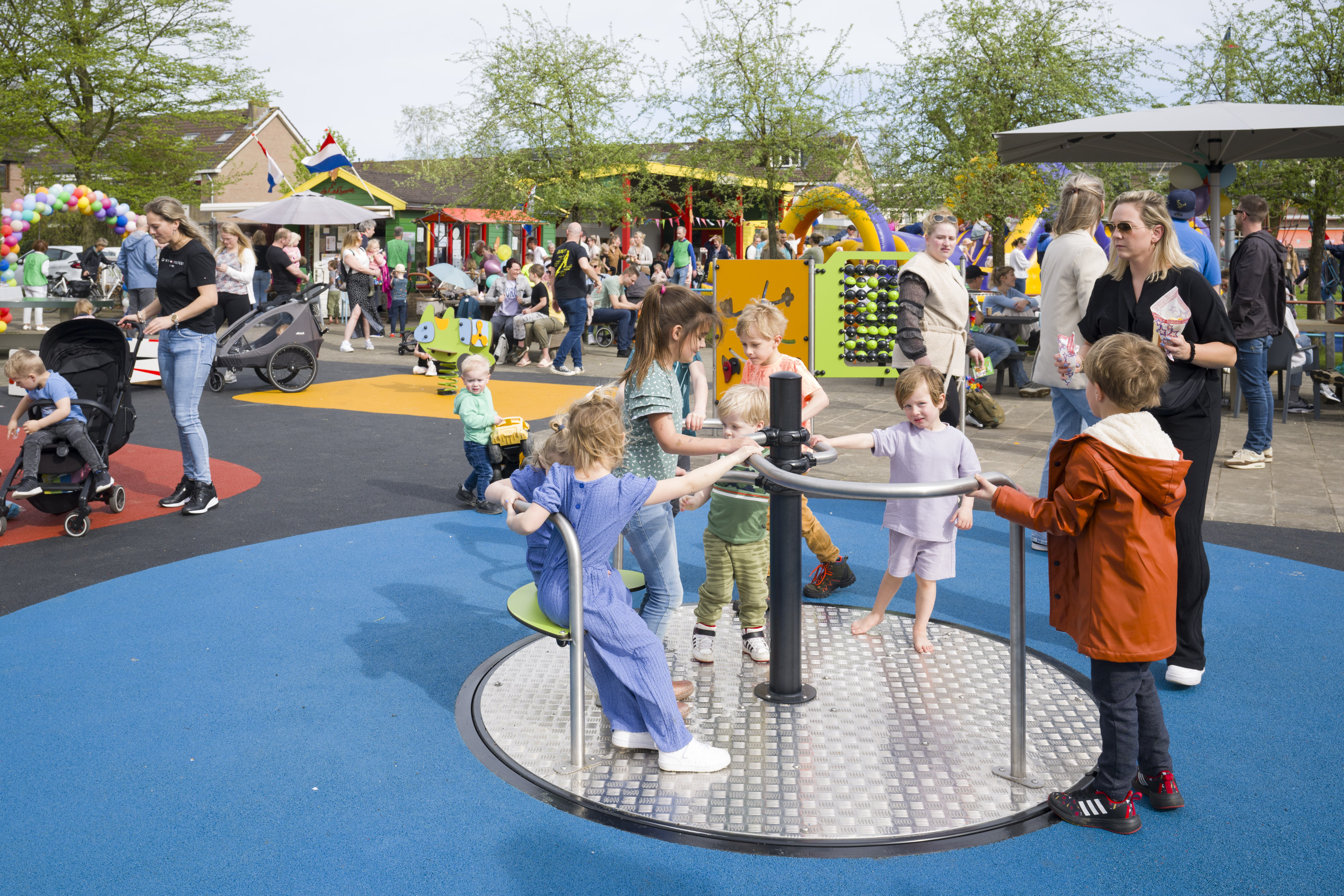 Zonovergoten feestje in Kortenhoef: speeltuin De Eekhoorn heropent met nieuwe toestellen