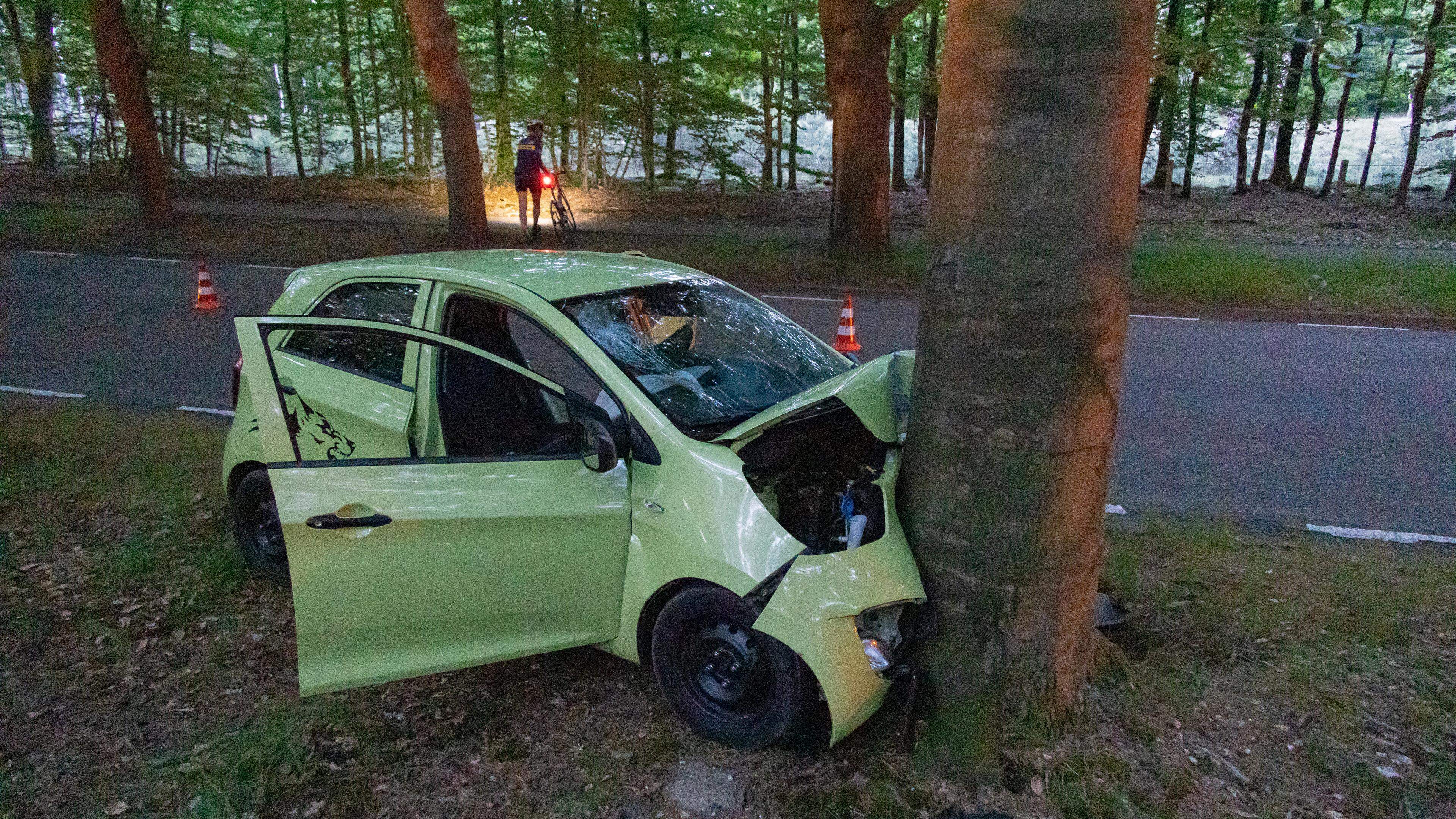 Auto knalt tegen boom in Hilversum, meerdere gewonden