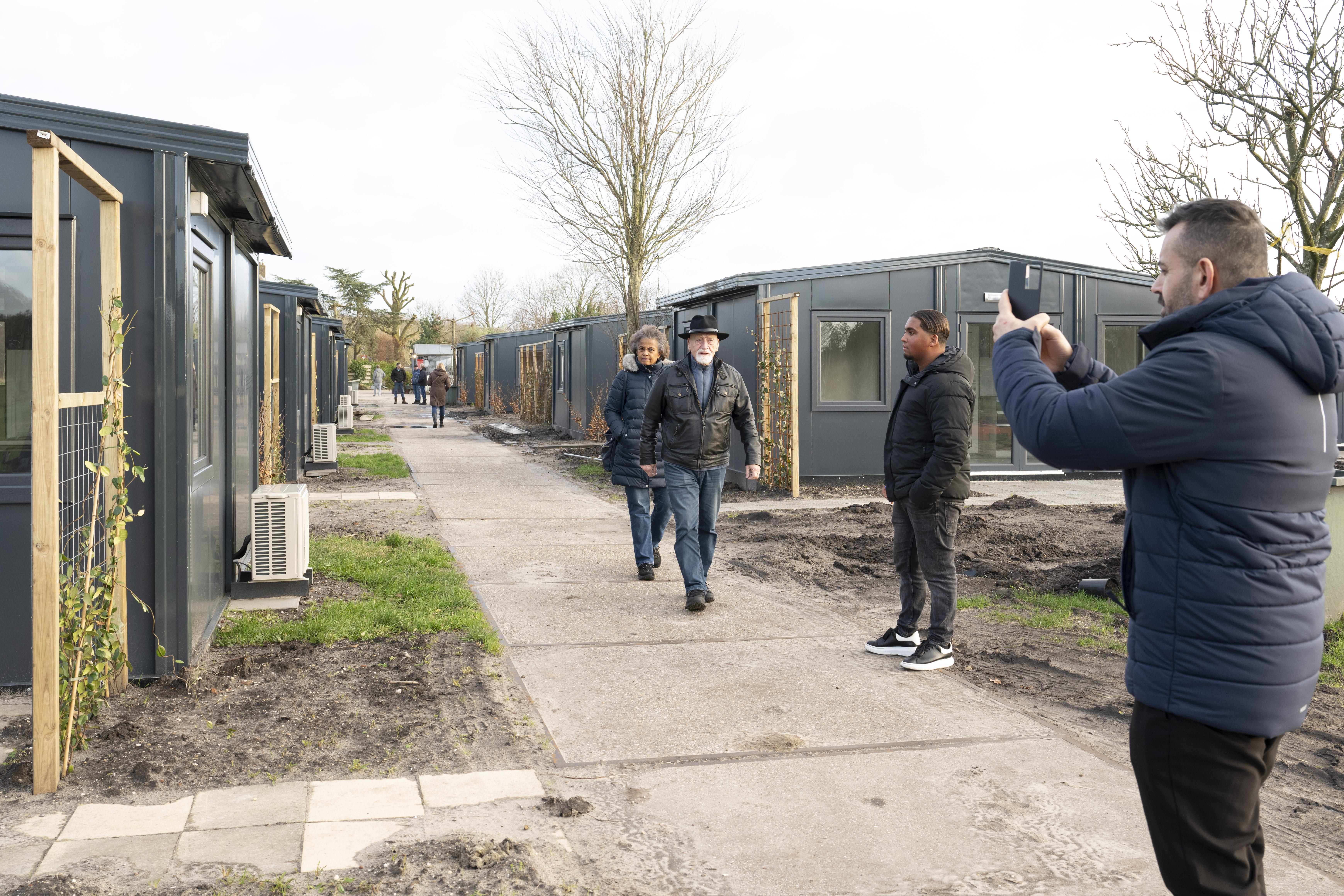 Drukte bij tijdelijke units langs de Loodijk. Eerste tiny houses al verhuurd