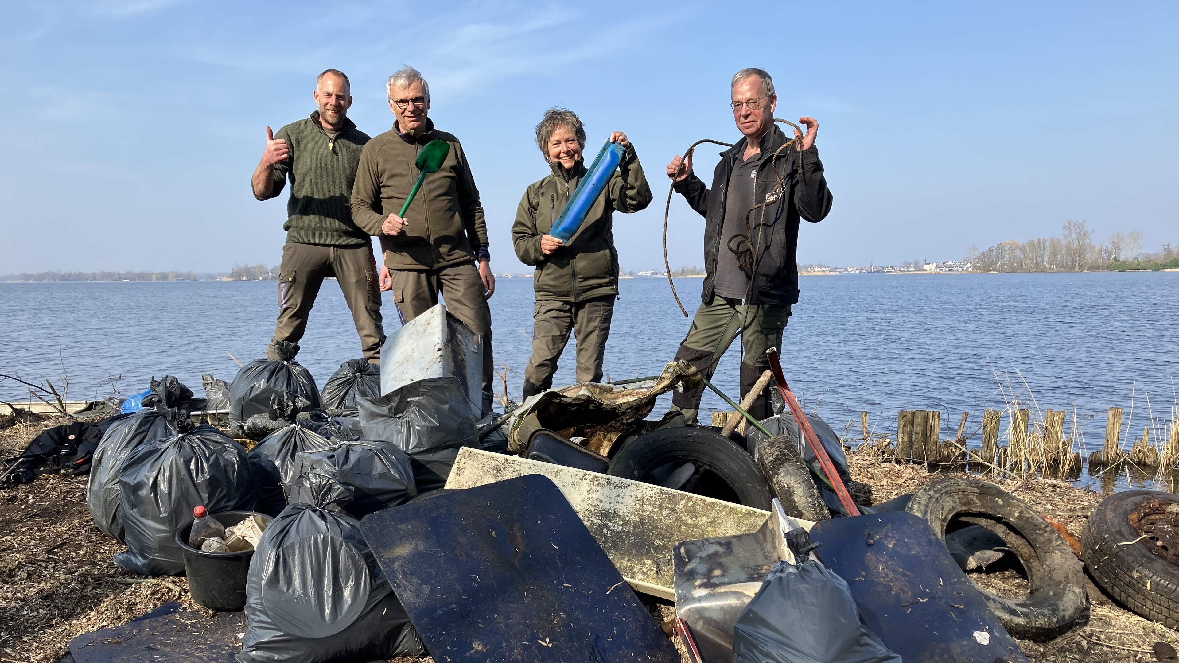 Boswachters ruimen rotzooi op bij de Wastobbe in Loosdrechtse Plassen: ’Het is schrijnend om te zien