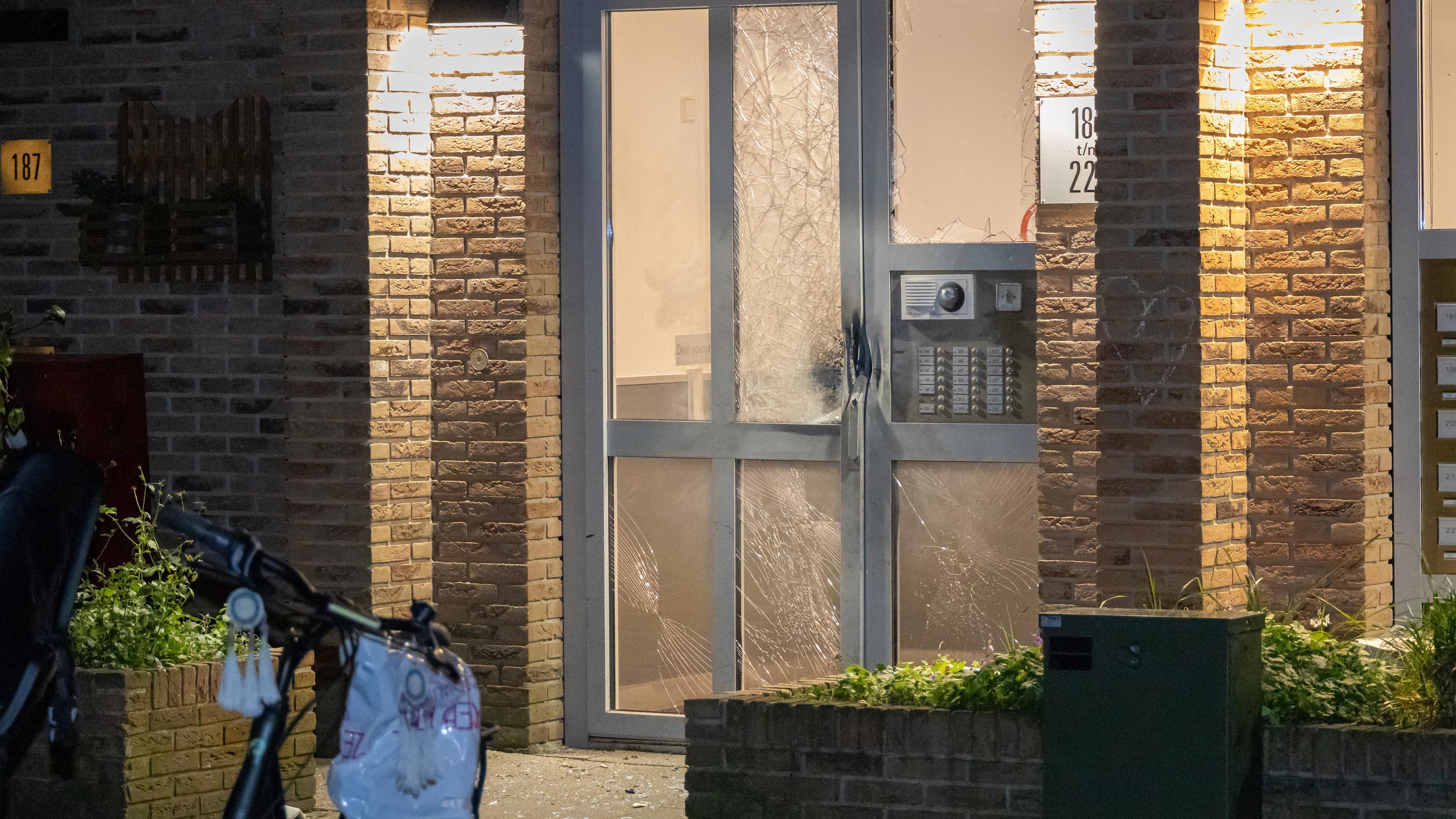 Buurvrouw schrikt wakker na explosie bij flat aan Erfgooiersstraat in Hilversum: ’Het zou best een a
