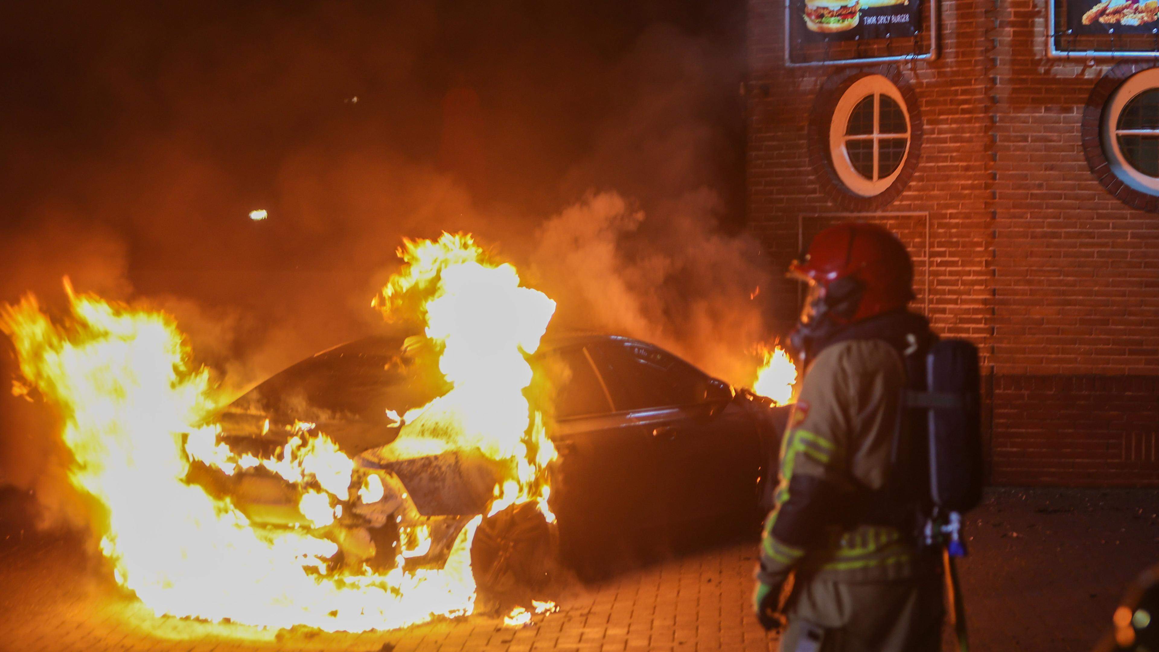 Auto volledig uitgebrand in Naarden, verdachte in beeld