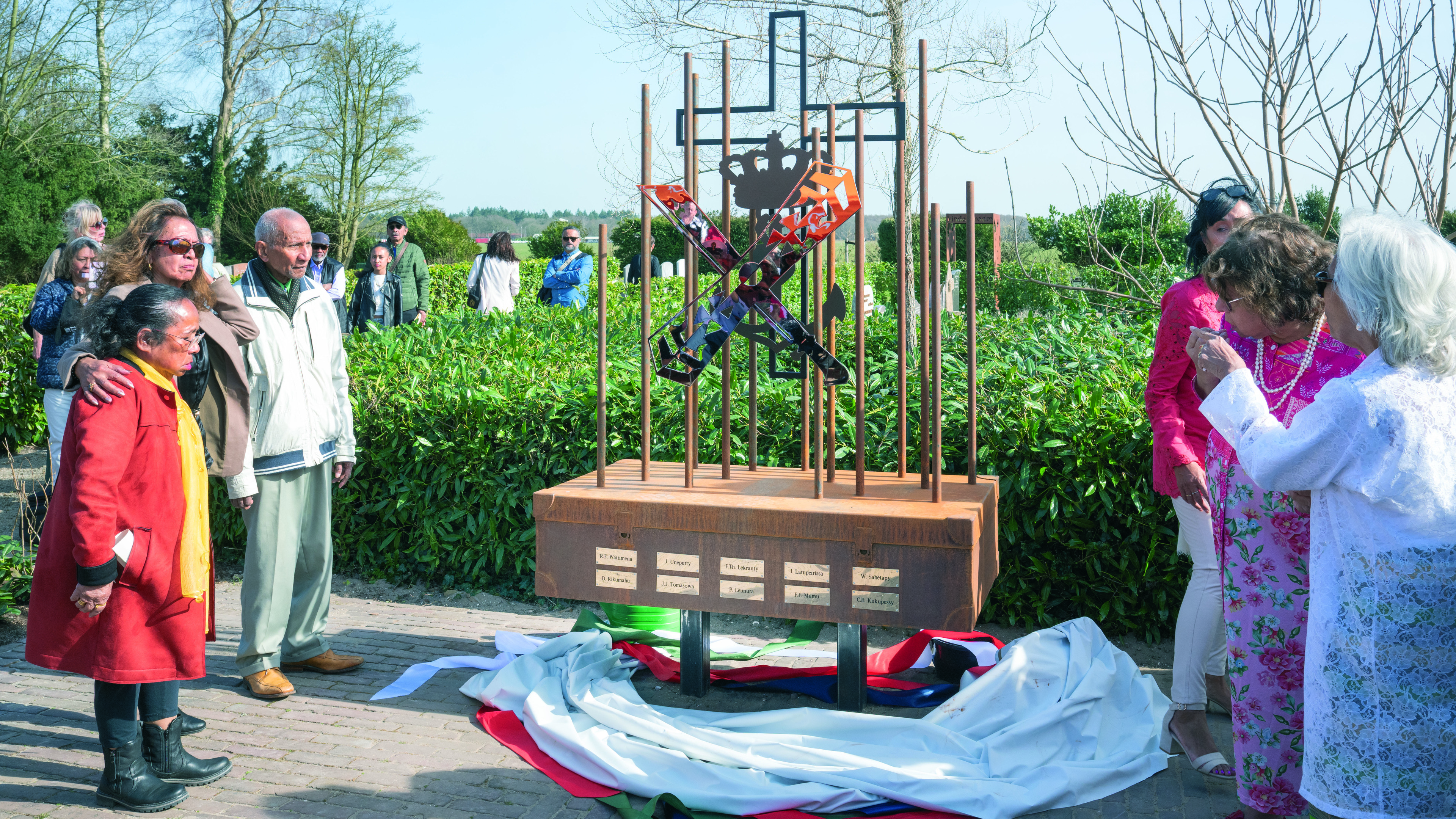 Leed en erkenning in tastbare vorm: herdenkingsmonument voor Molukse mariniers onthuld op Loosdrecht