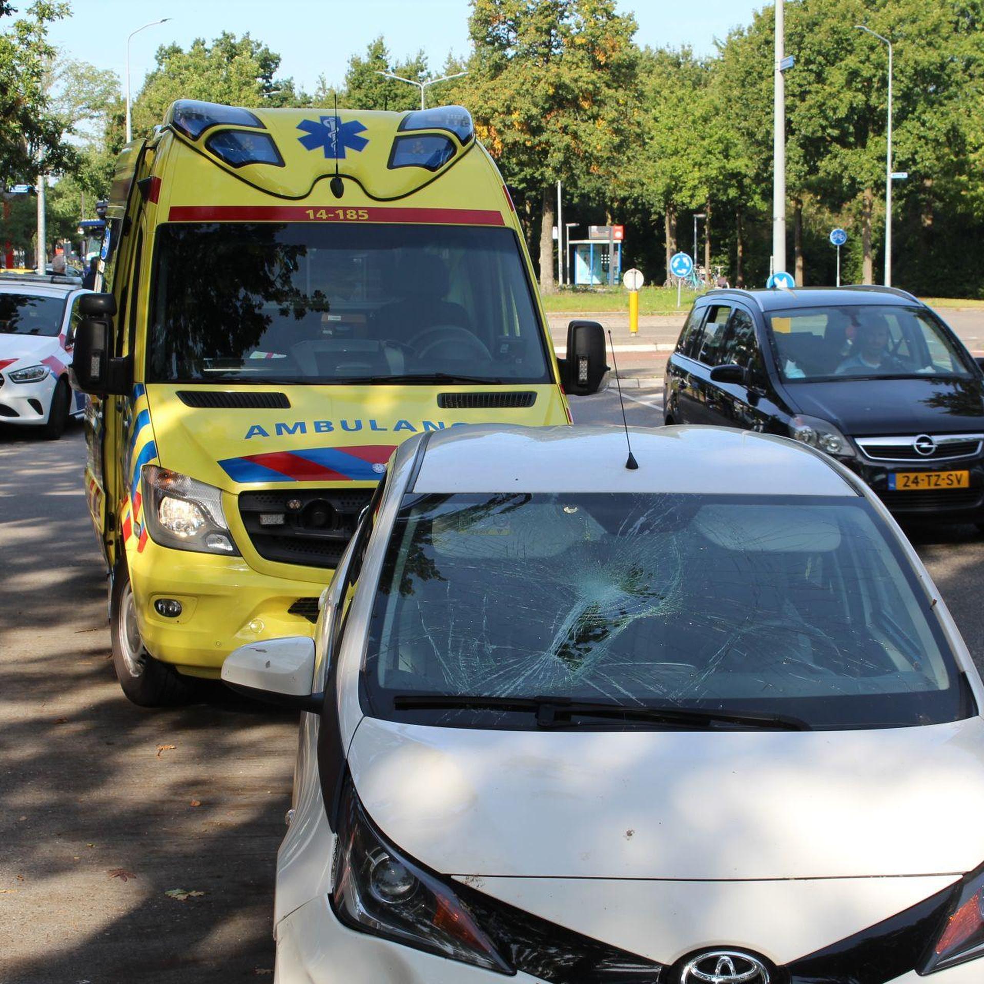 Fietser Belandt Op Voorruit Bij Aanrijding Met Auto In Huizen | De Gooi ...