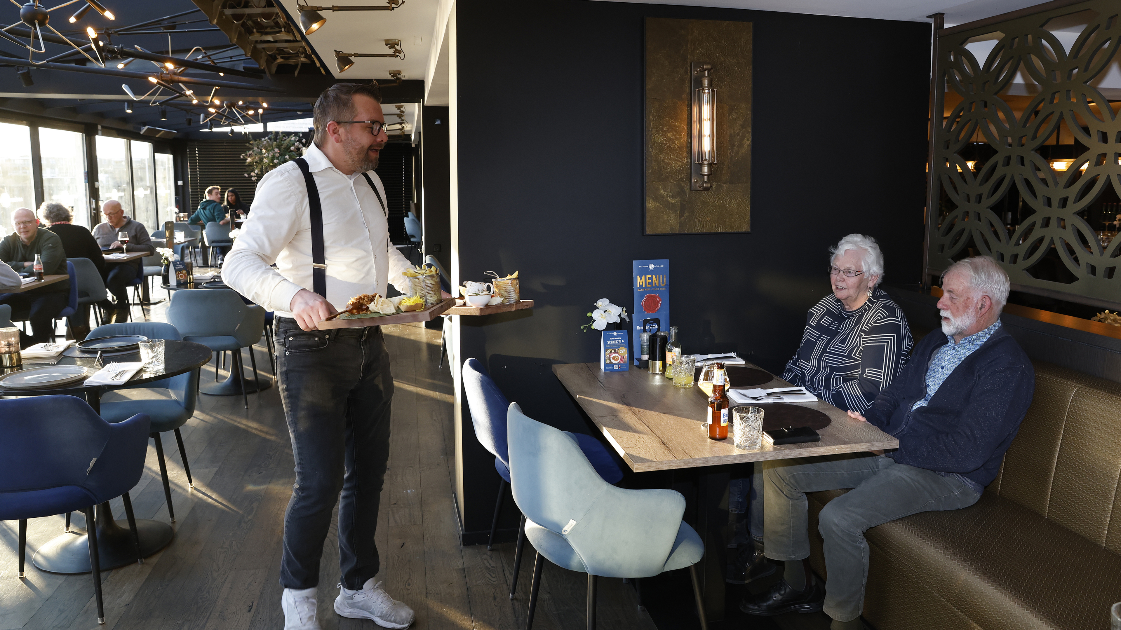 Het uitzicht bij Marina Lounge in Loosdrecht is fraai, het eten een stuk minder