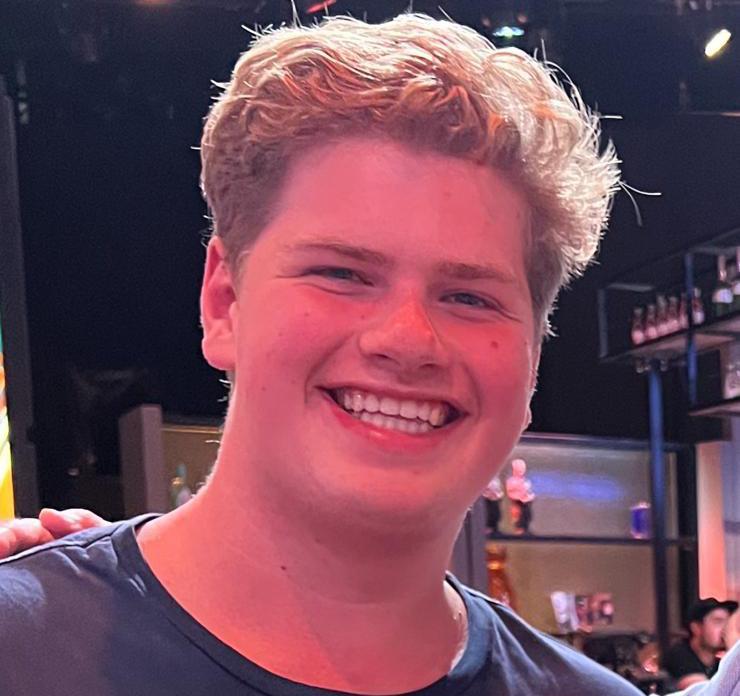 Bas (18) traint in zijn achtertuin in Ankeveen, waar hij de kogel net naast de groentekas van zijn v