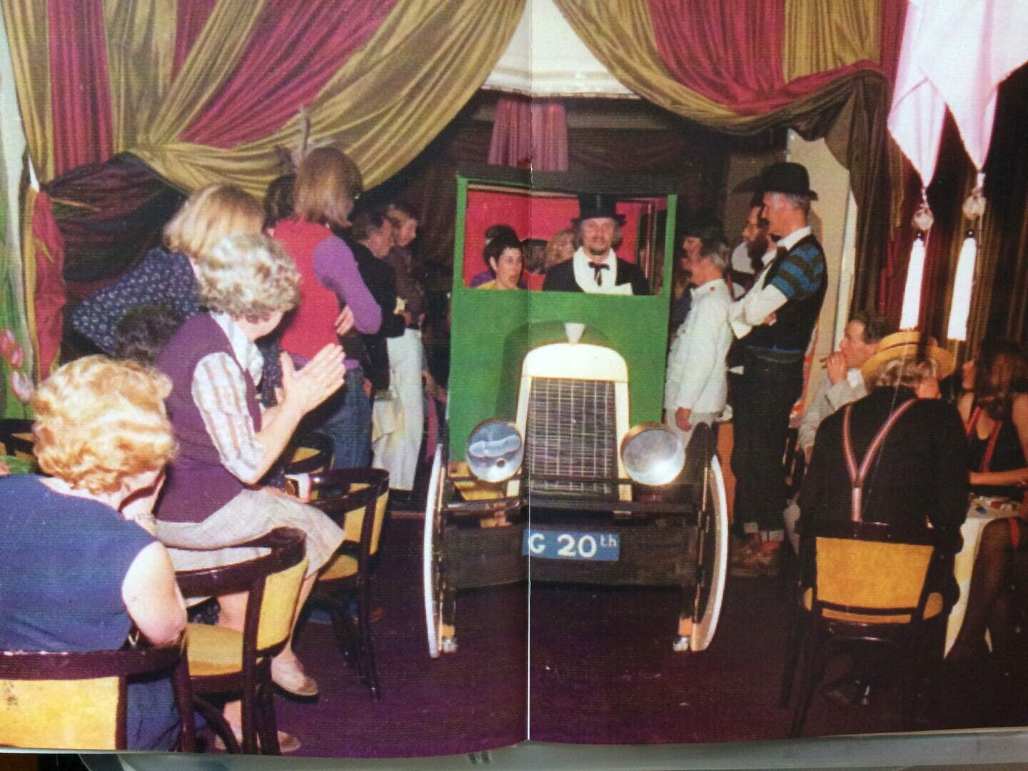 Groot feest in de jaren 80 waarbij de kunstenaars verkleed waren als beroemde kunstenaars van weleer.