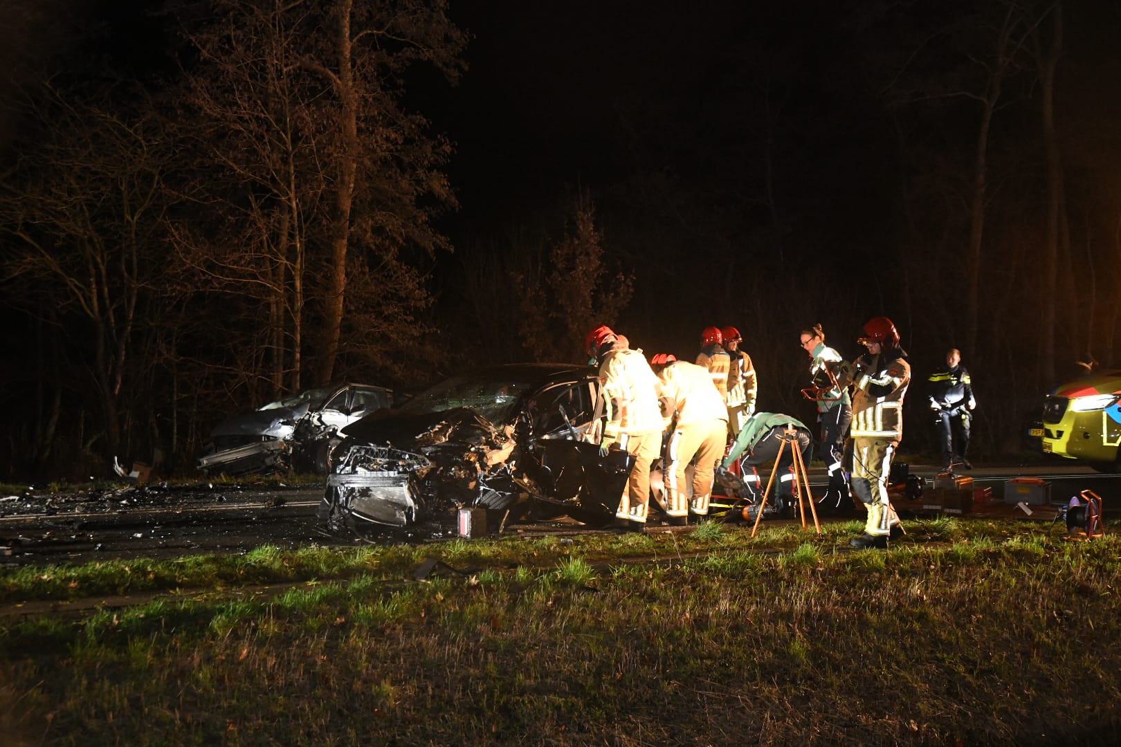 Auto's botsen frontaal op elkaar in Kortenhoef, twee personen met spoed naar ziekenhuis