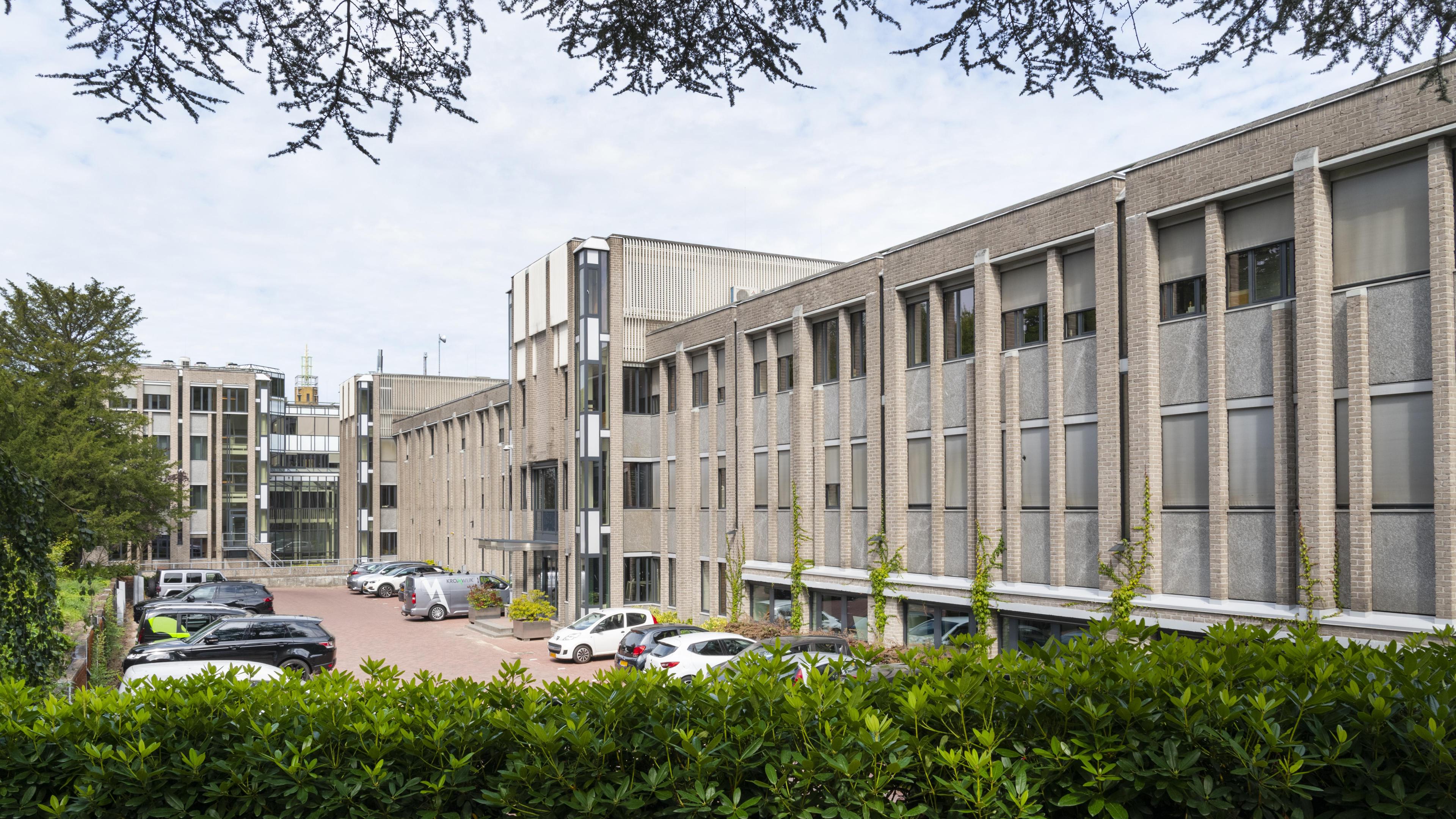 Veel vraagtekens over afspraken tussen gemeente Hilversum en eigenaar van Talpa-kantoor. ’Dit is bot
