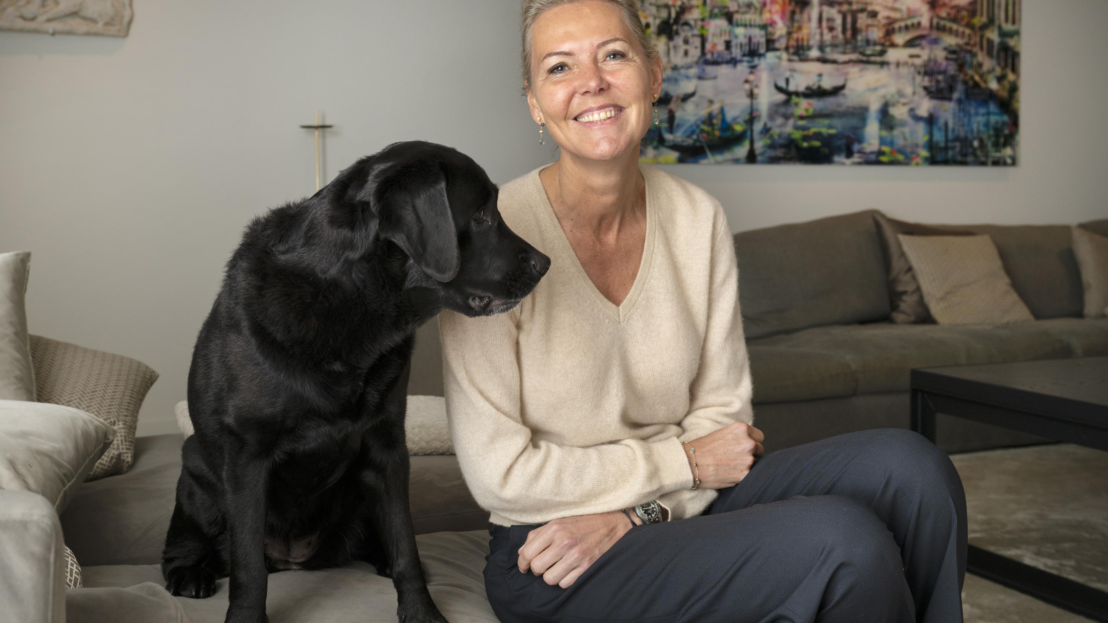 De Hilversumse dr Laura Zaal - op de foto met labrador Appie - doet zo’n zeshonderd borstoperaties per jaar.