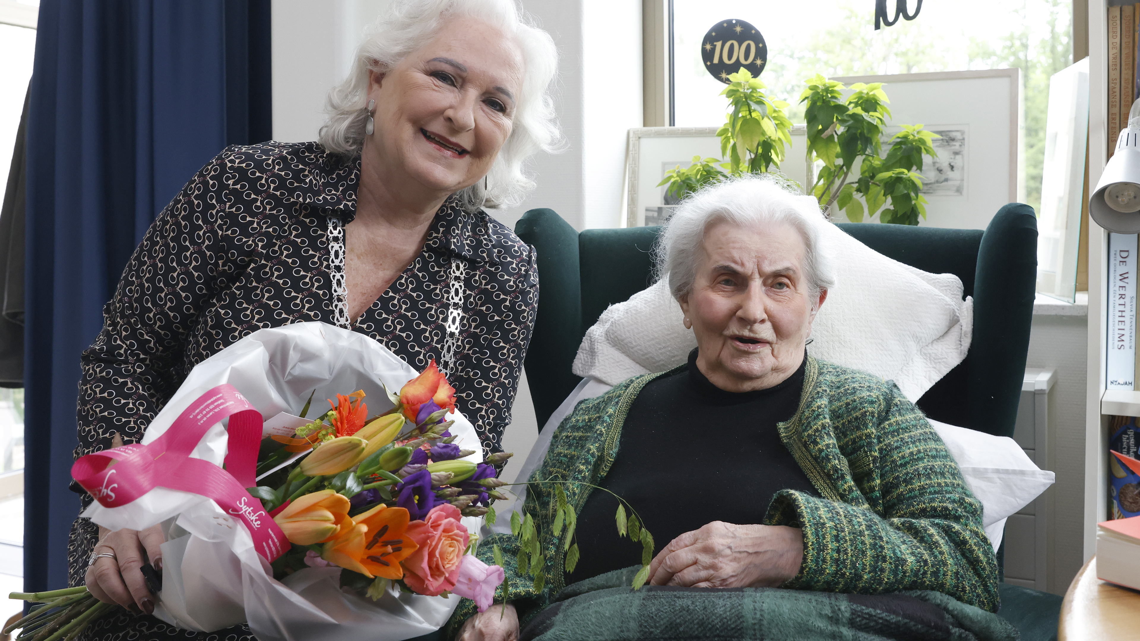 Nora de Vries-Cijfer blaast honderd kaarsjes uit: ’Ik had een bijzondere vriendschap met Miles David