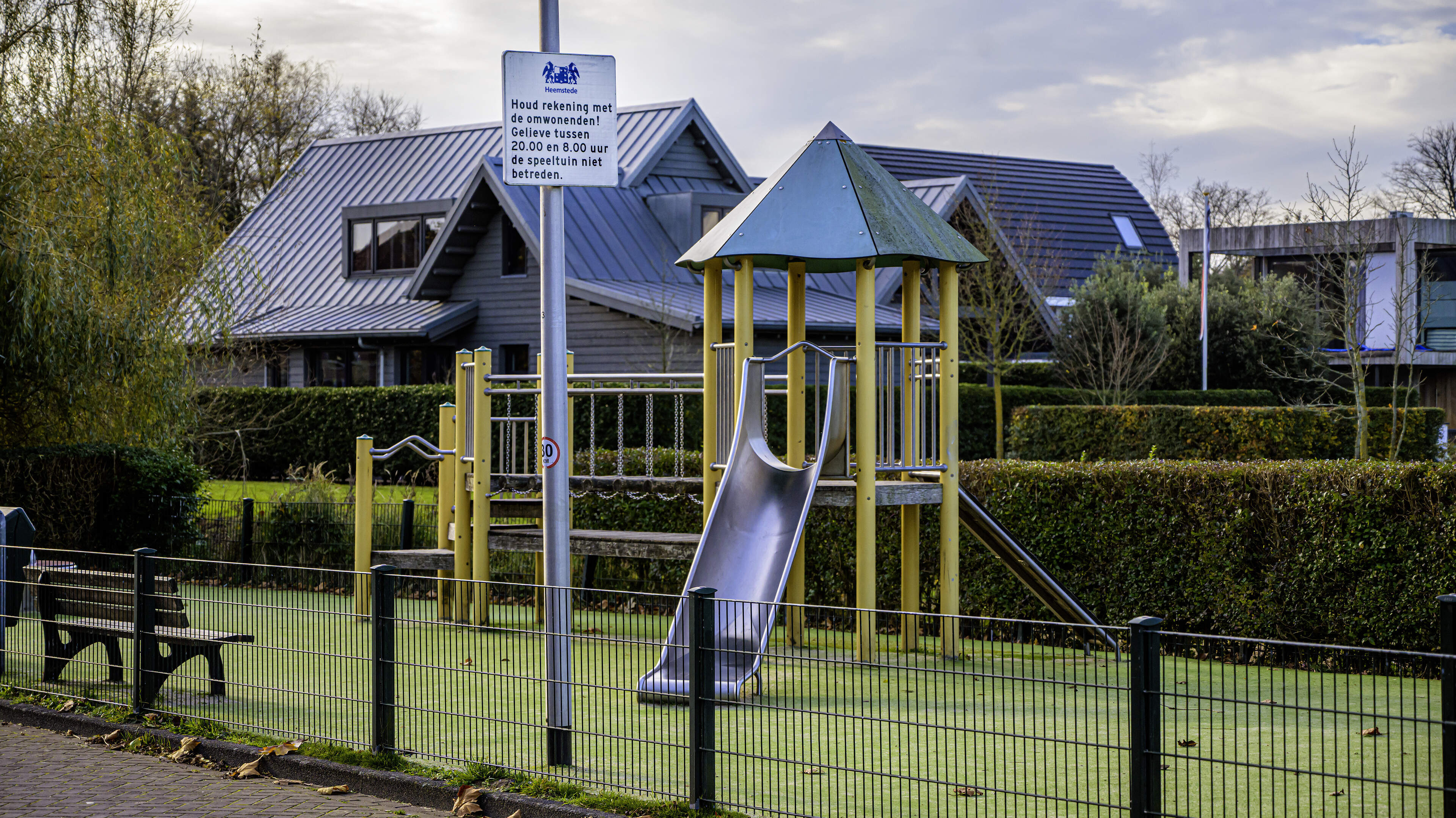 Omwonende van ’probleemspeeltuin’ Heemstede stapt naar de rechter. ’Frustrerend dat gemeente het probleem ontkent’