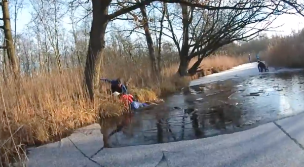 Durfals zakken samen door zwak ijs in Ankeveen [video]