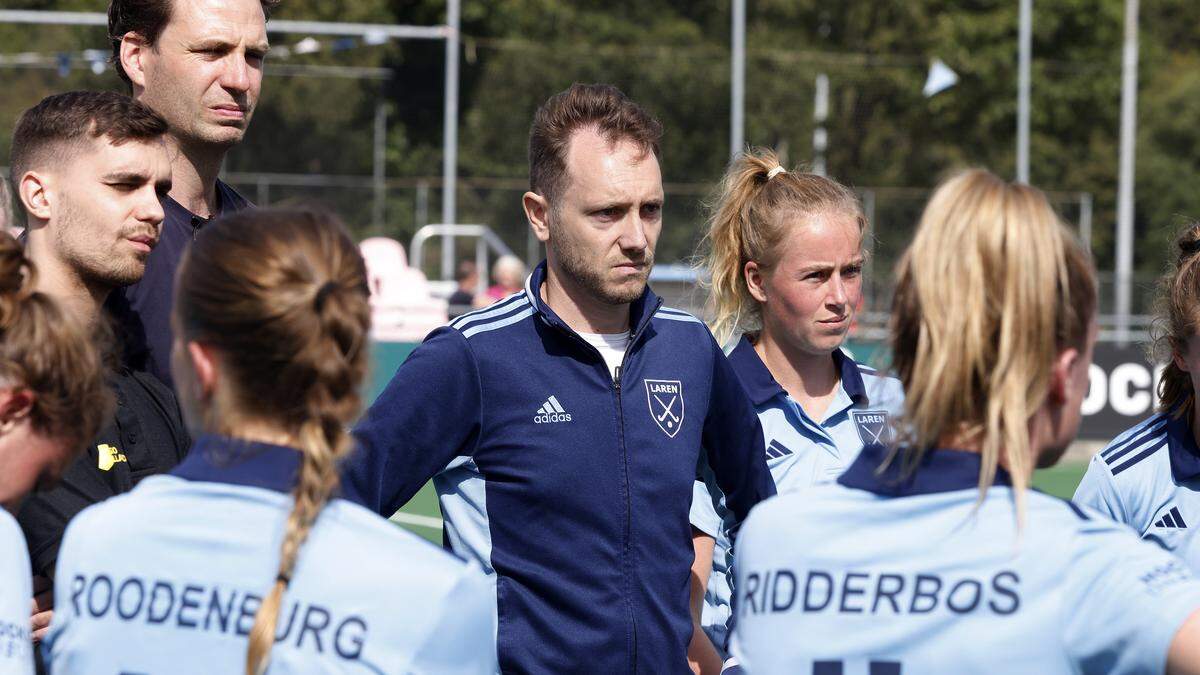 Wisseling van de wacht op de bank bij de hockeysters van Laren: Steven van Tijn gaat, Kenny Bain komt