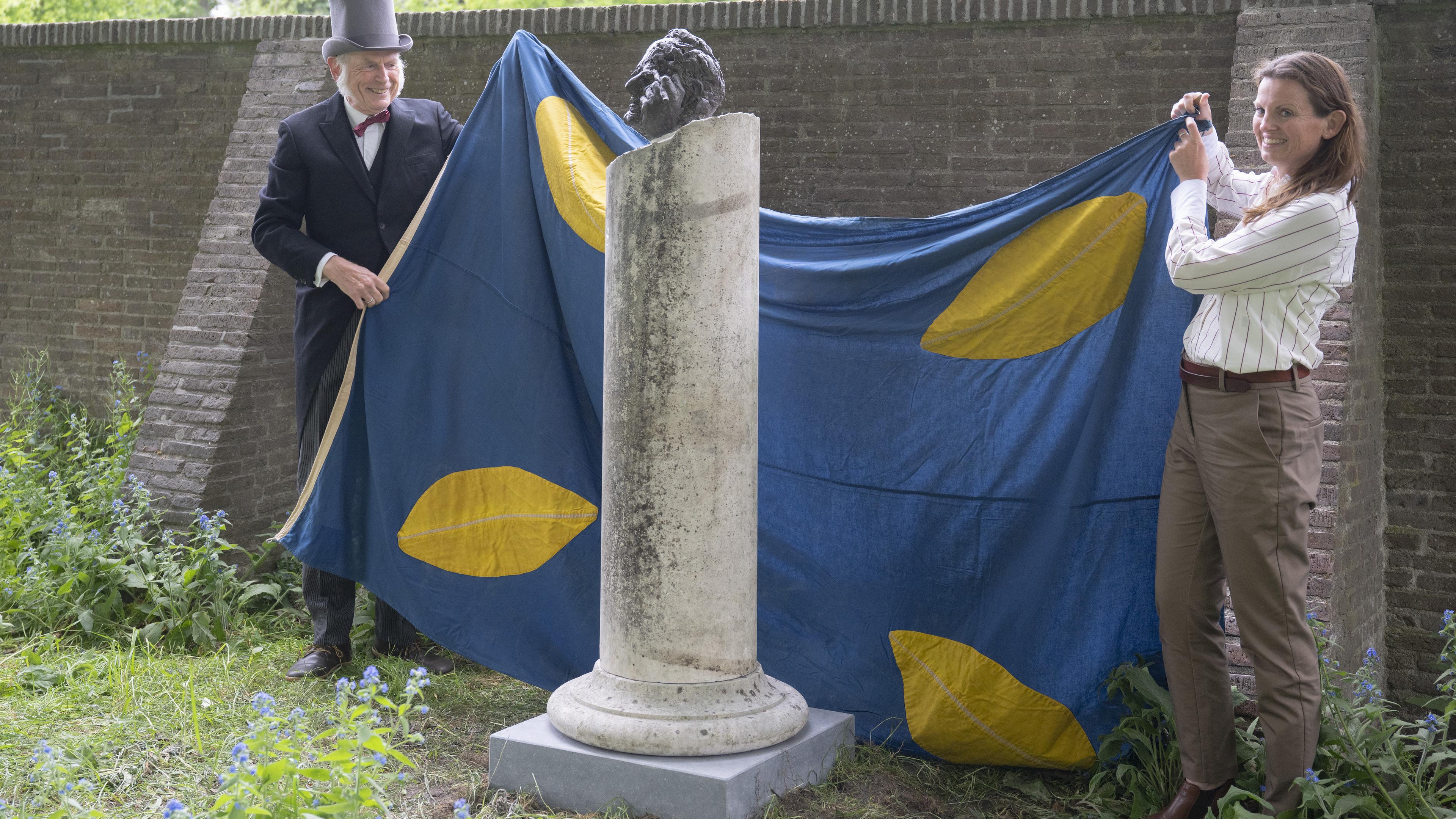 Restauratie muren oude begraafplaats Gedenkt te Sterven afgerond. ’Kop van Albertus’ terug in stadst