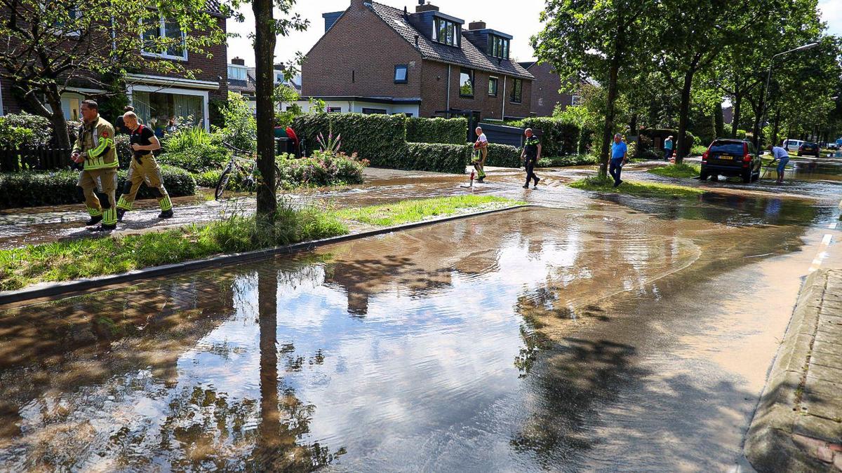 Straat In Naarden Staat Blank Door Gesprongen Waterleiding ...