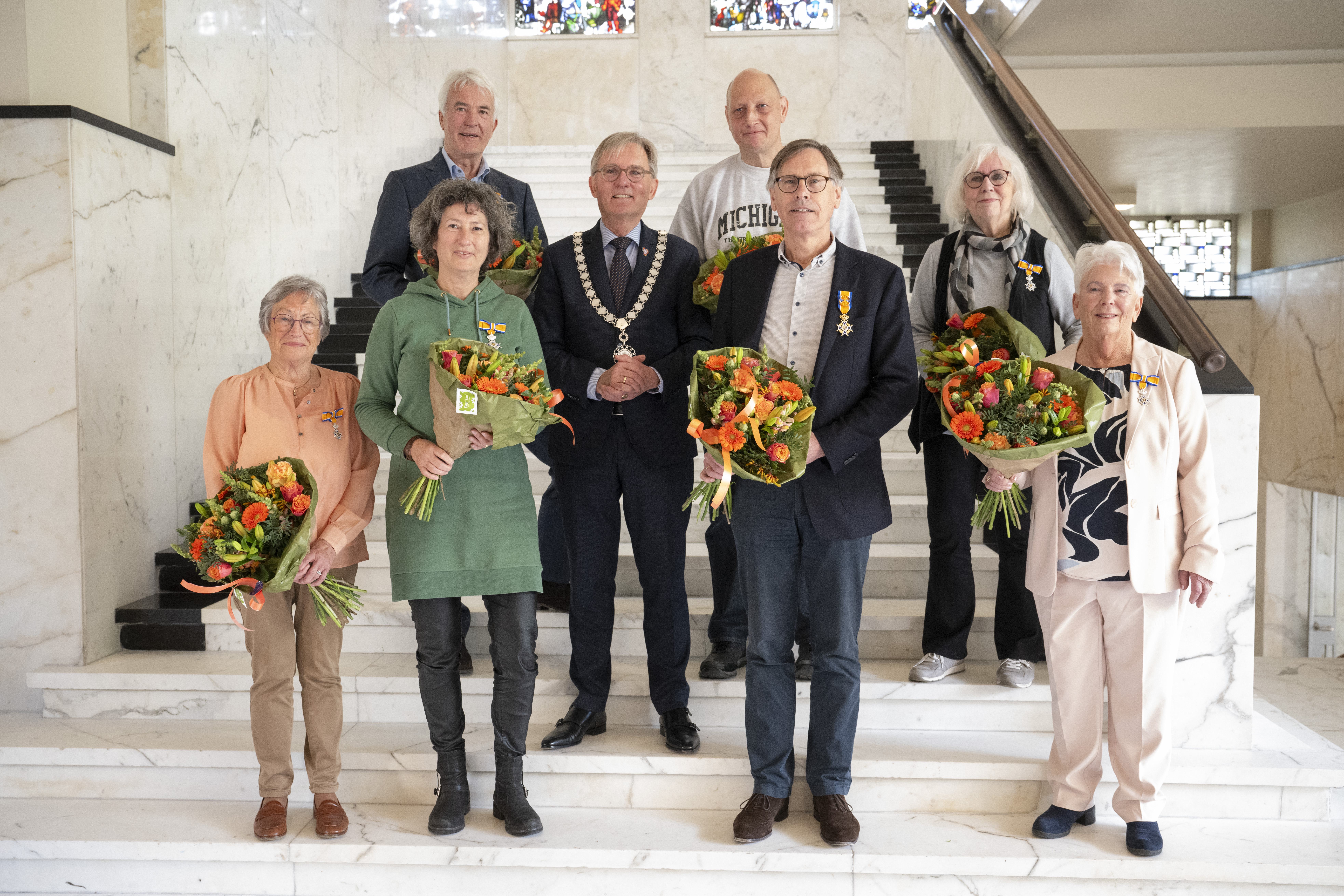 Lintjesregen daalt in Hilversum neer op zeven gedecoreerden | De Gooi ...
