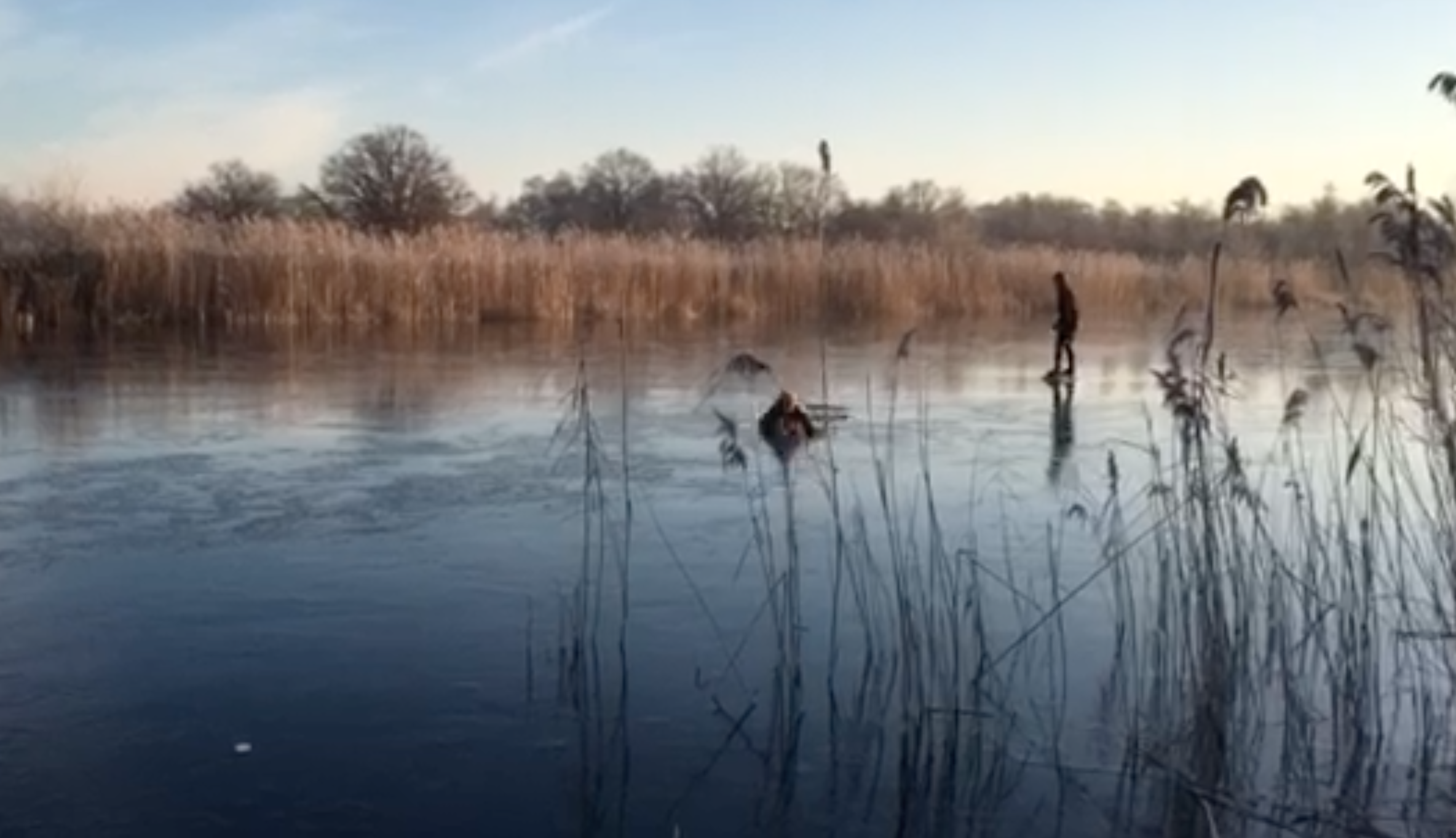 Schaatsster zakt door ijs in Ankeveen [video]