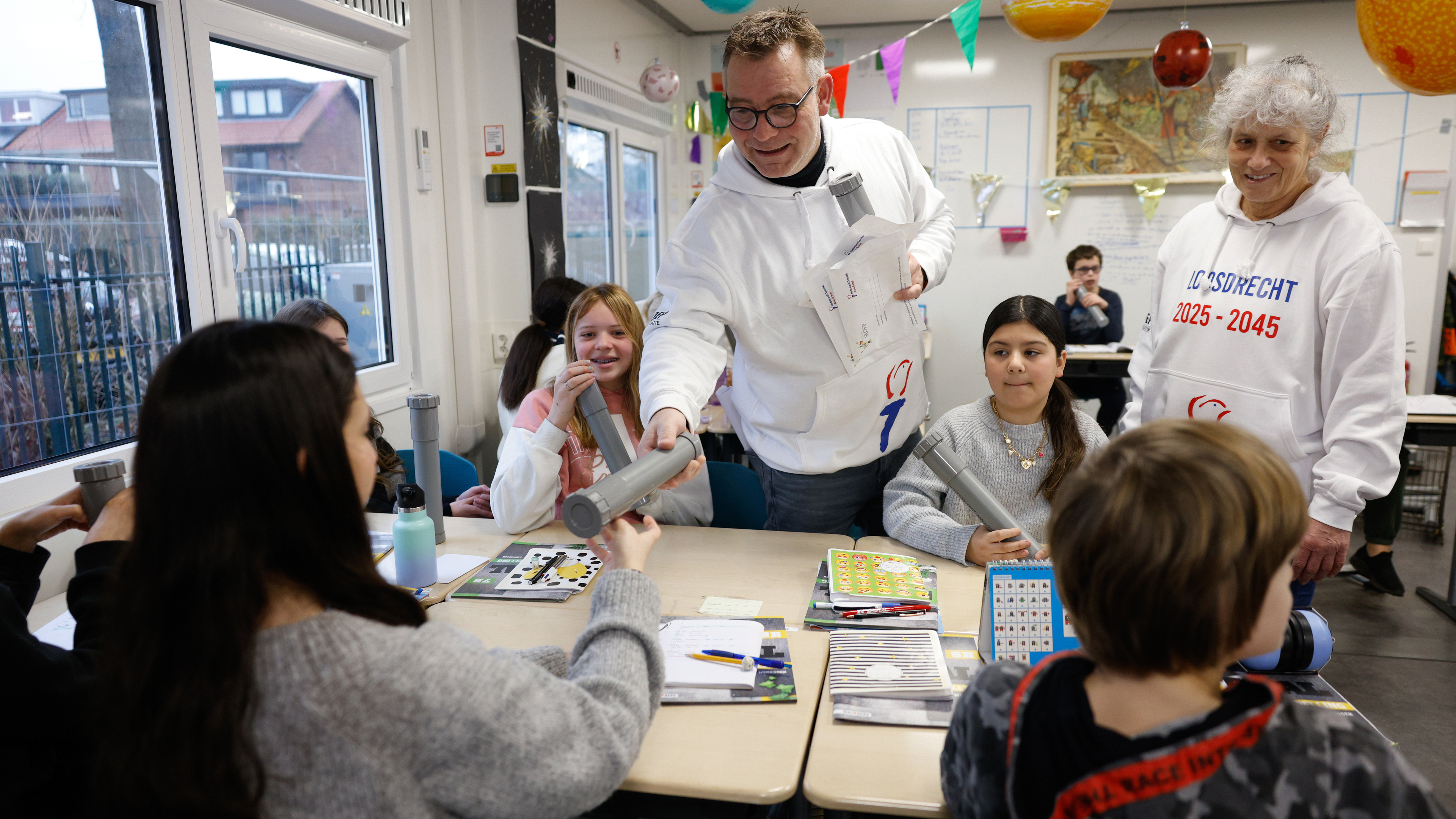 Scholieren maken met ’tijdscapsules’ herinneringen voor honderd jaar bevrijding. ’Vrede en vrijheid 
