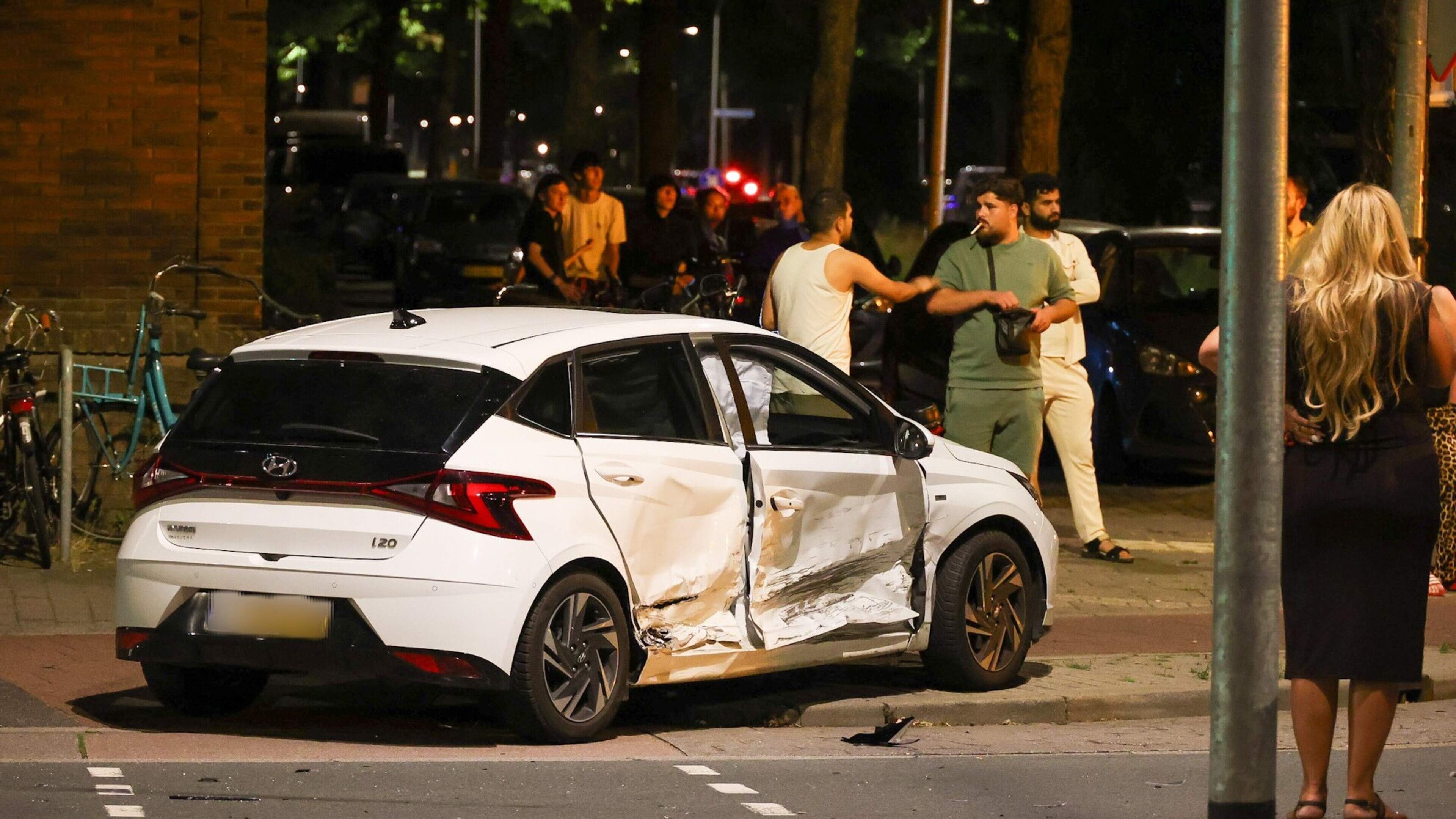 Veel schade bij botsing tussen auto’s op kruising in Hilversum