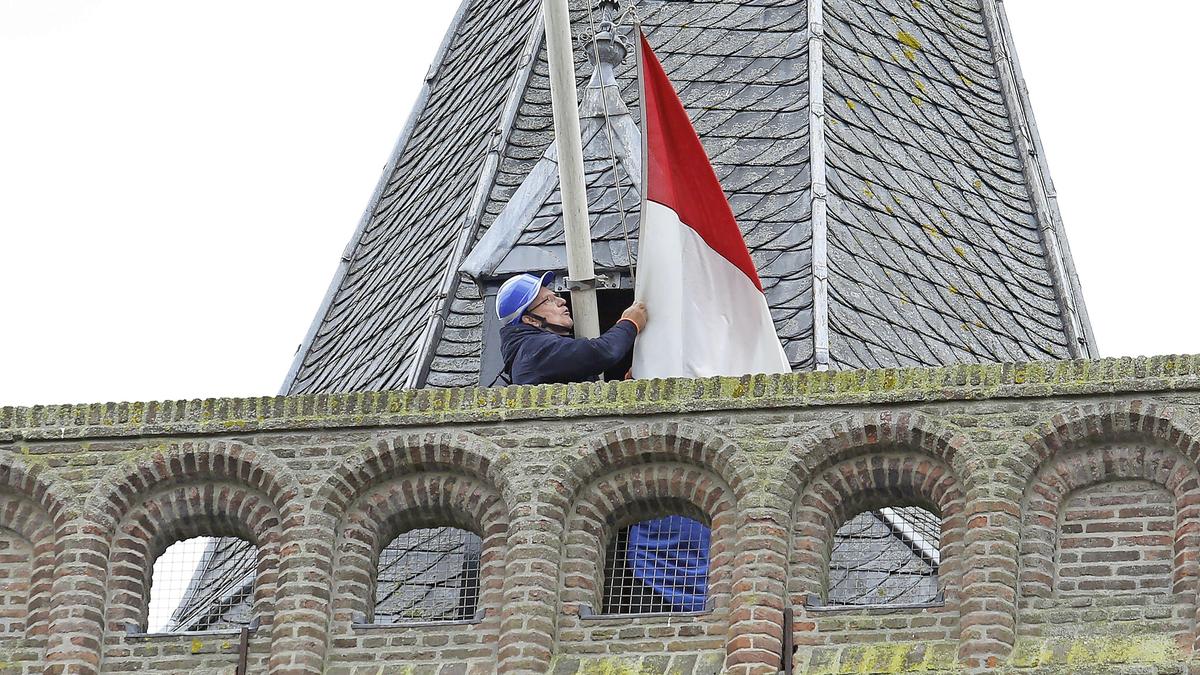 Ondanks een wiebelige ladder prijkt de Nederlandse driekleur toch op ...