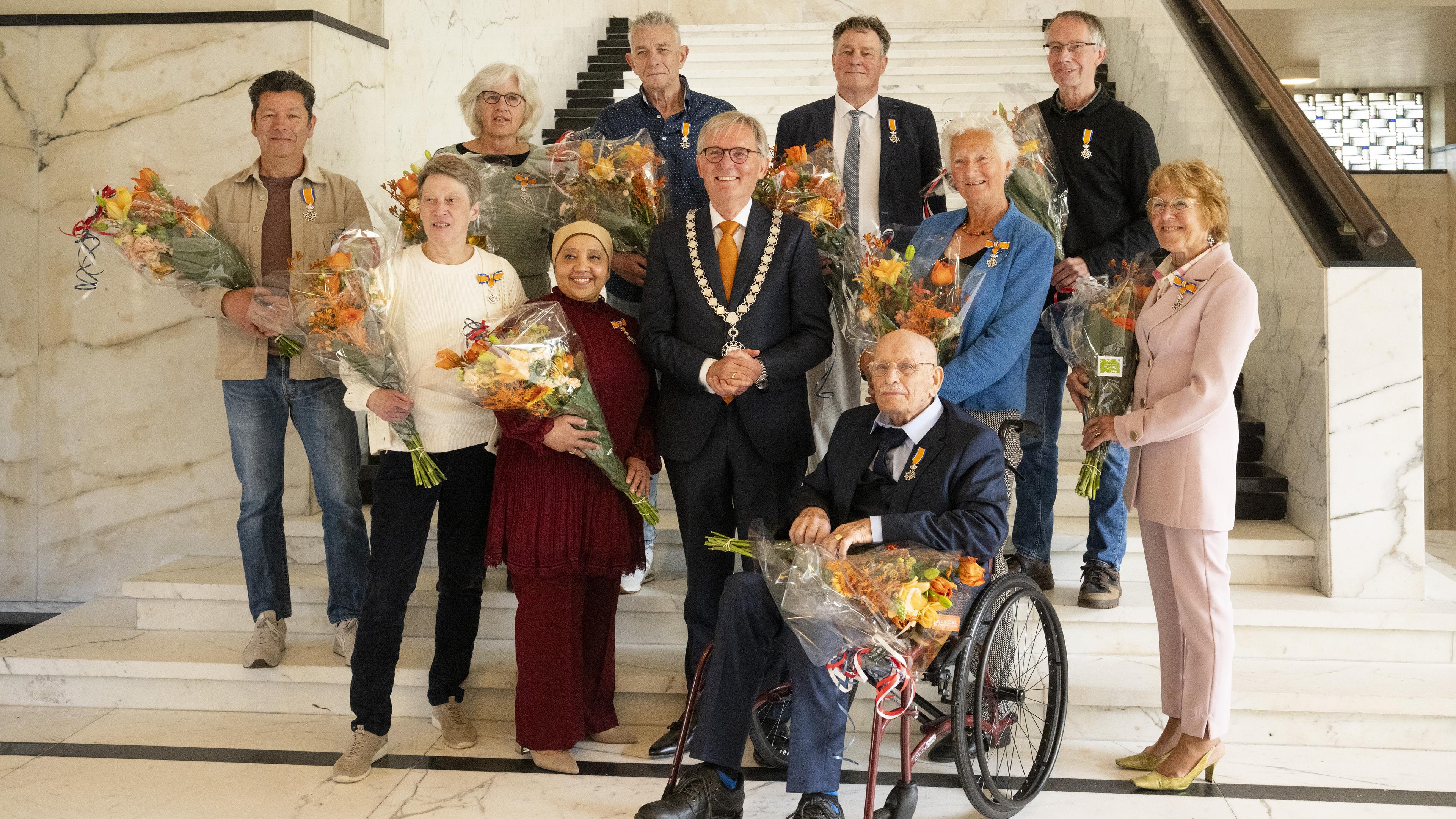Dit zijn de gedecoreerden in Hilversum: van Eric Feijten tot Rinus Michels