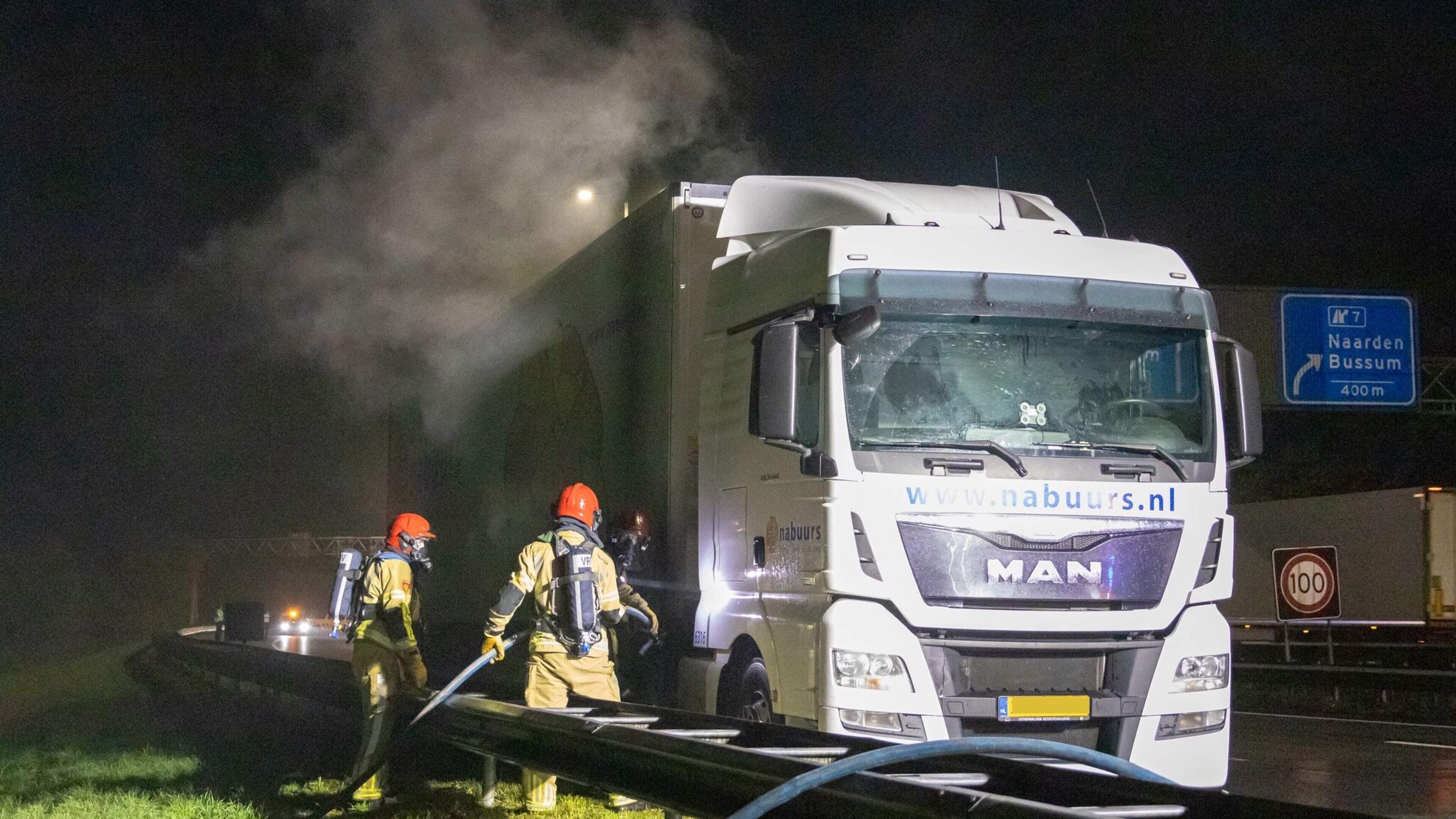 Vrachtwagen vliegt tijdens het rijden in brand op de A1 bij Naarden