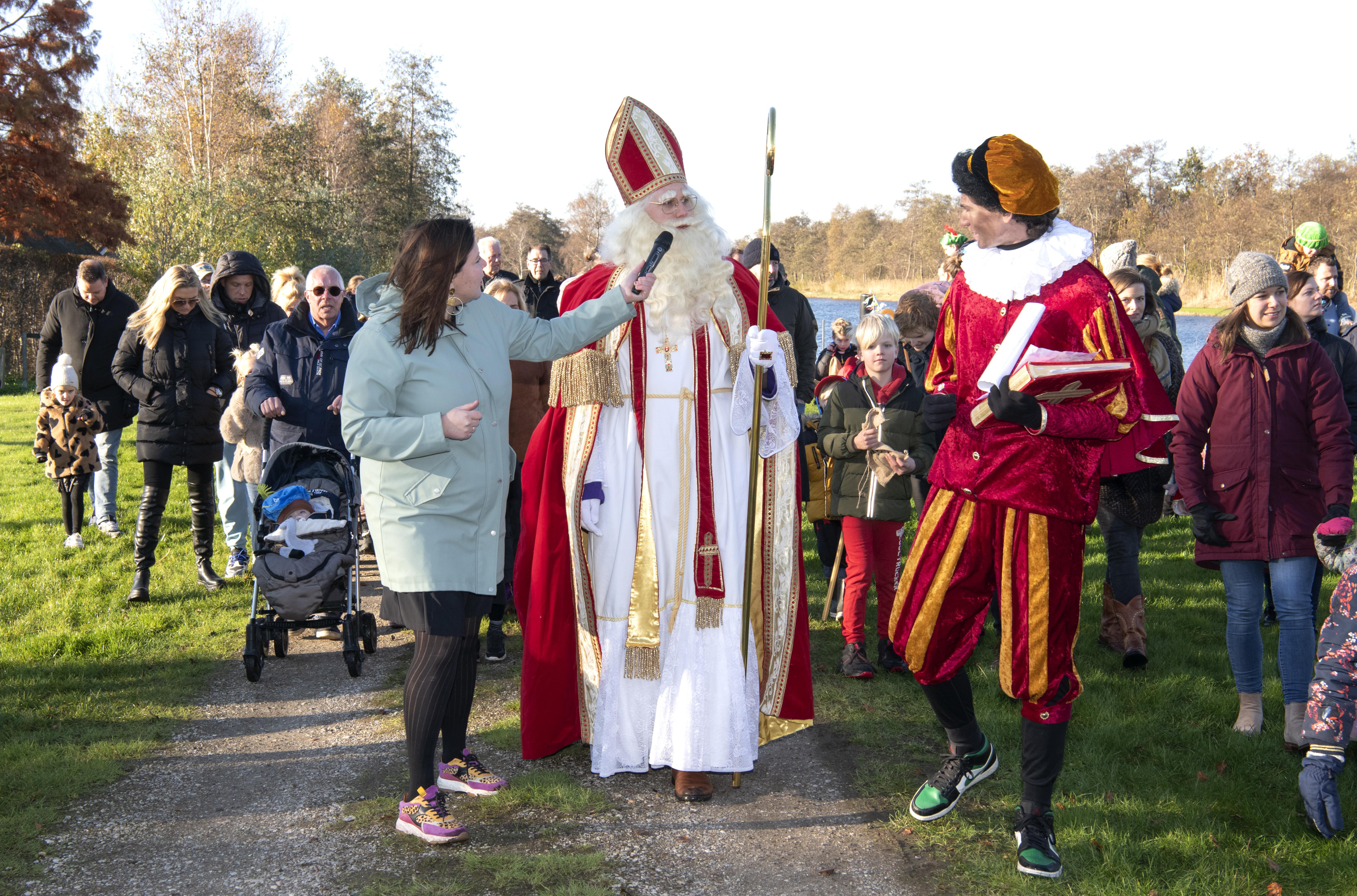 Sinterklaas zingend onthaald in Ankeveen