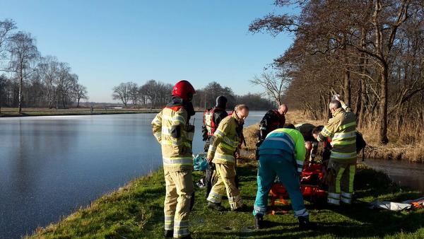 Persoon door ijs gezakt in Ankeveen