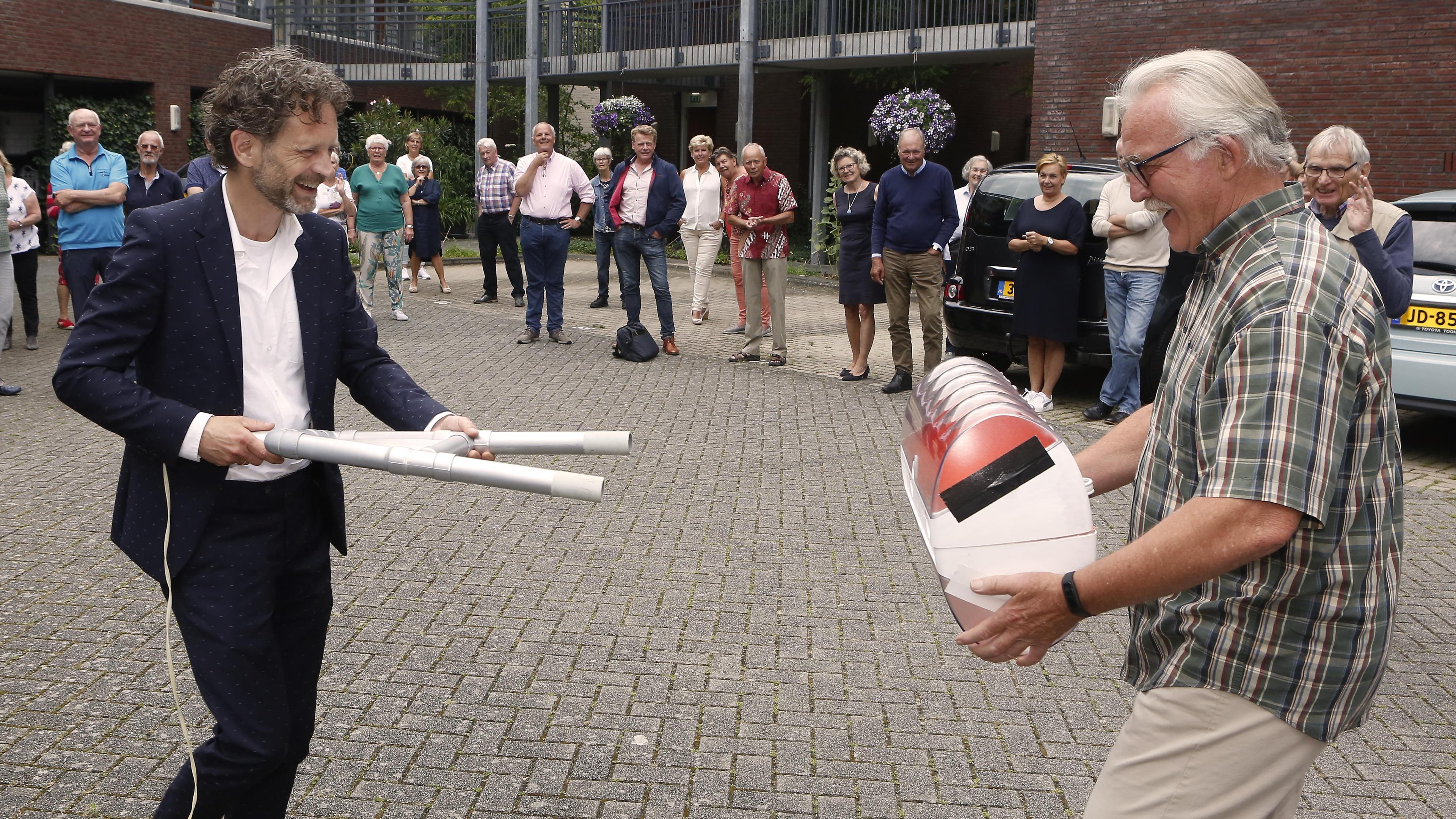 Bart Heller opent zonnedak VvE Centrum Hilversumse Meent
