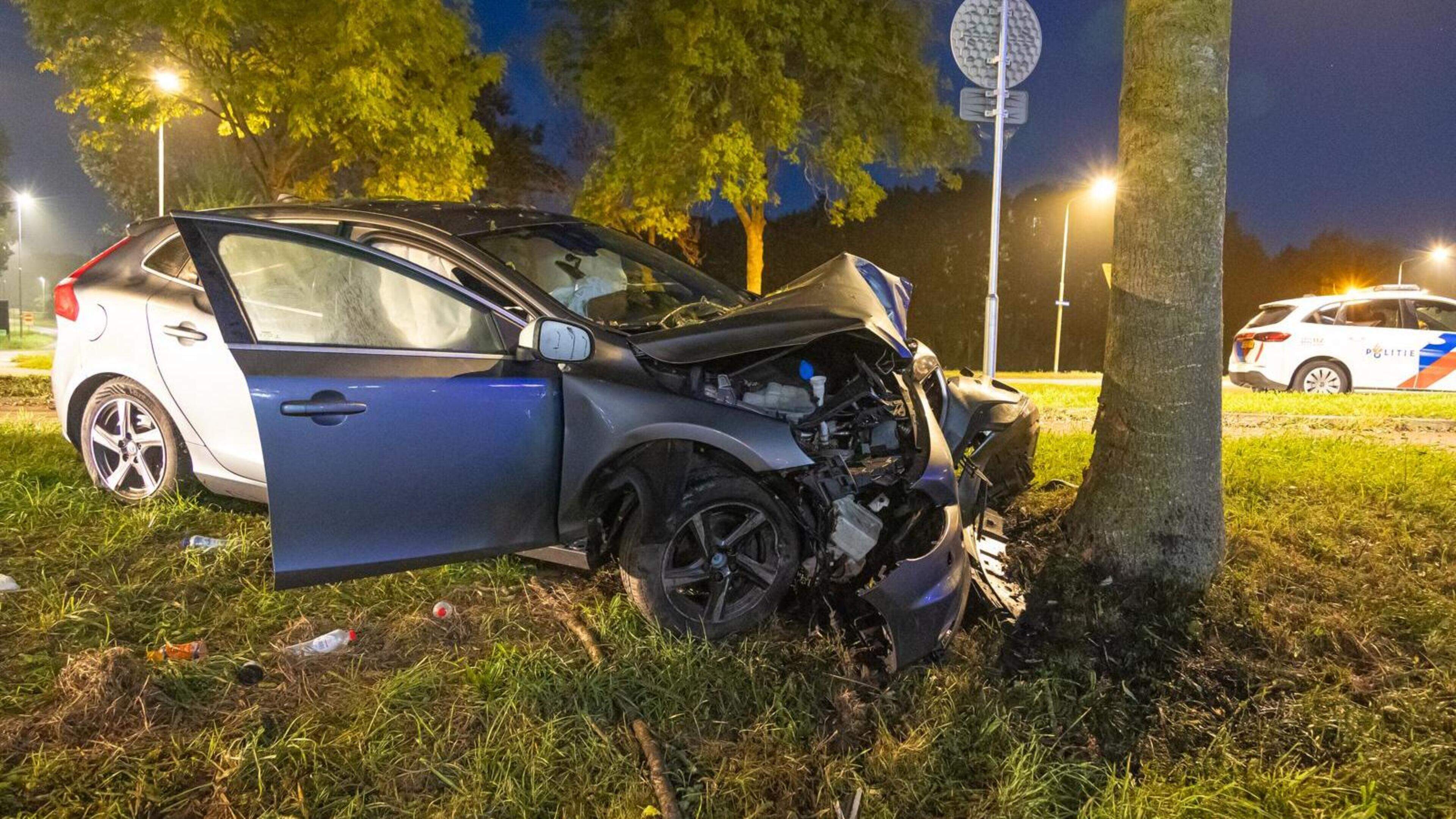 Automobilist ramt boom in Naarden, veel schade