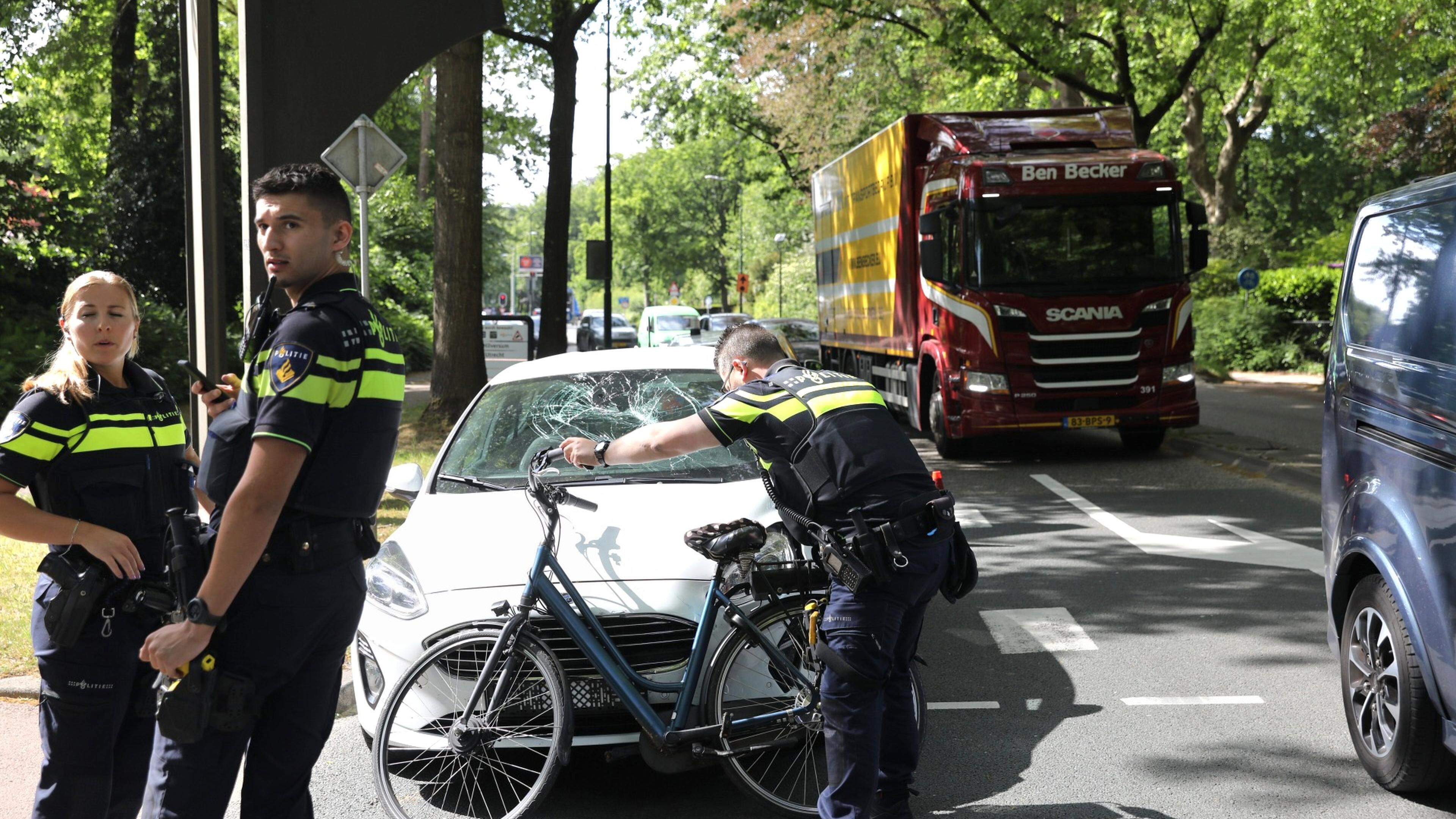 Jonge vrouw op fiets ernstig gewond bij botsing met auto in Soest