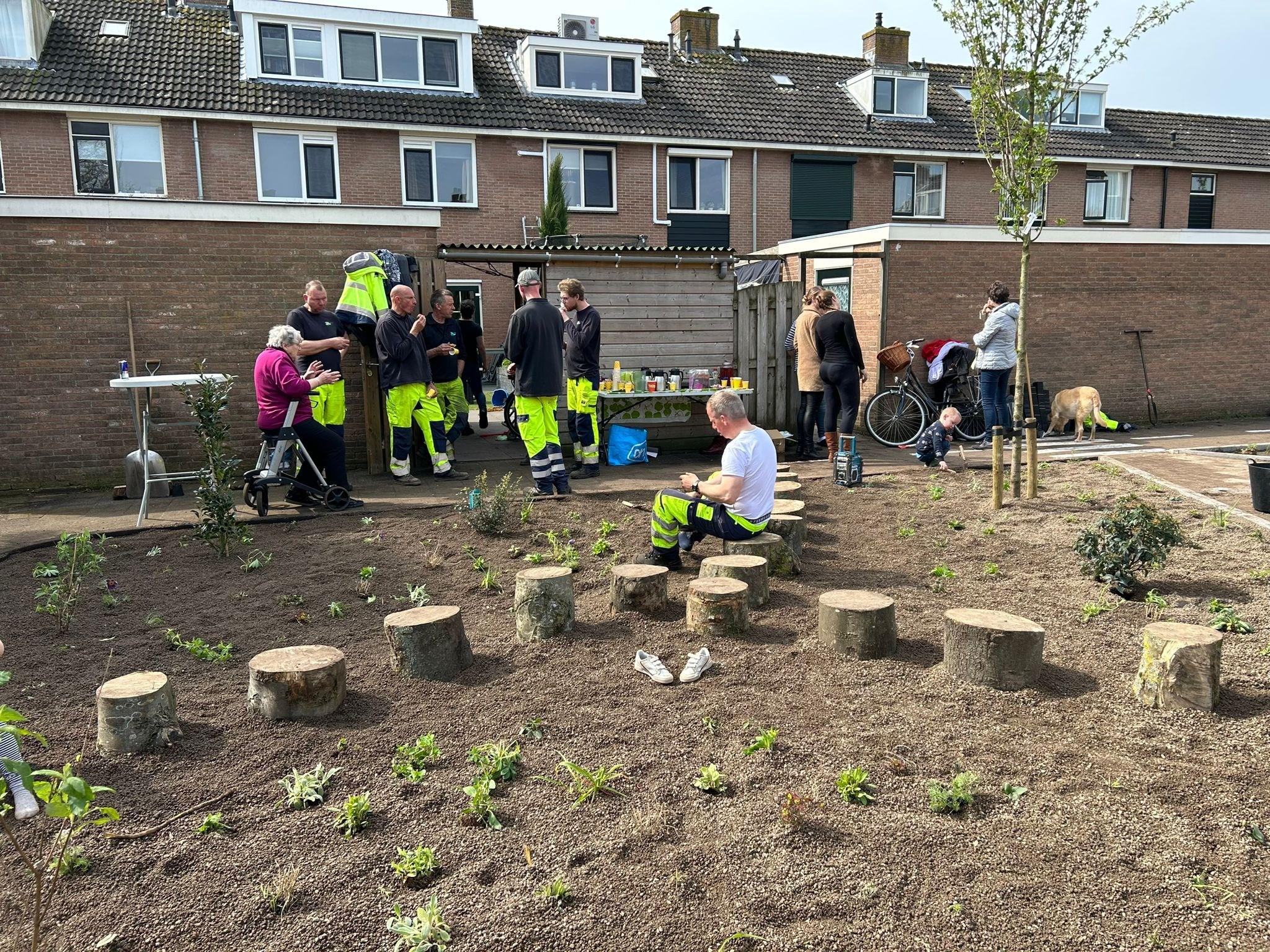 Actieve buurtbewoners trots op eigen nieuwe hofje in Kortenhoef. Ingrijpende metamorfose voor een ve