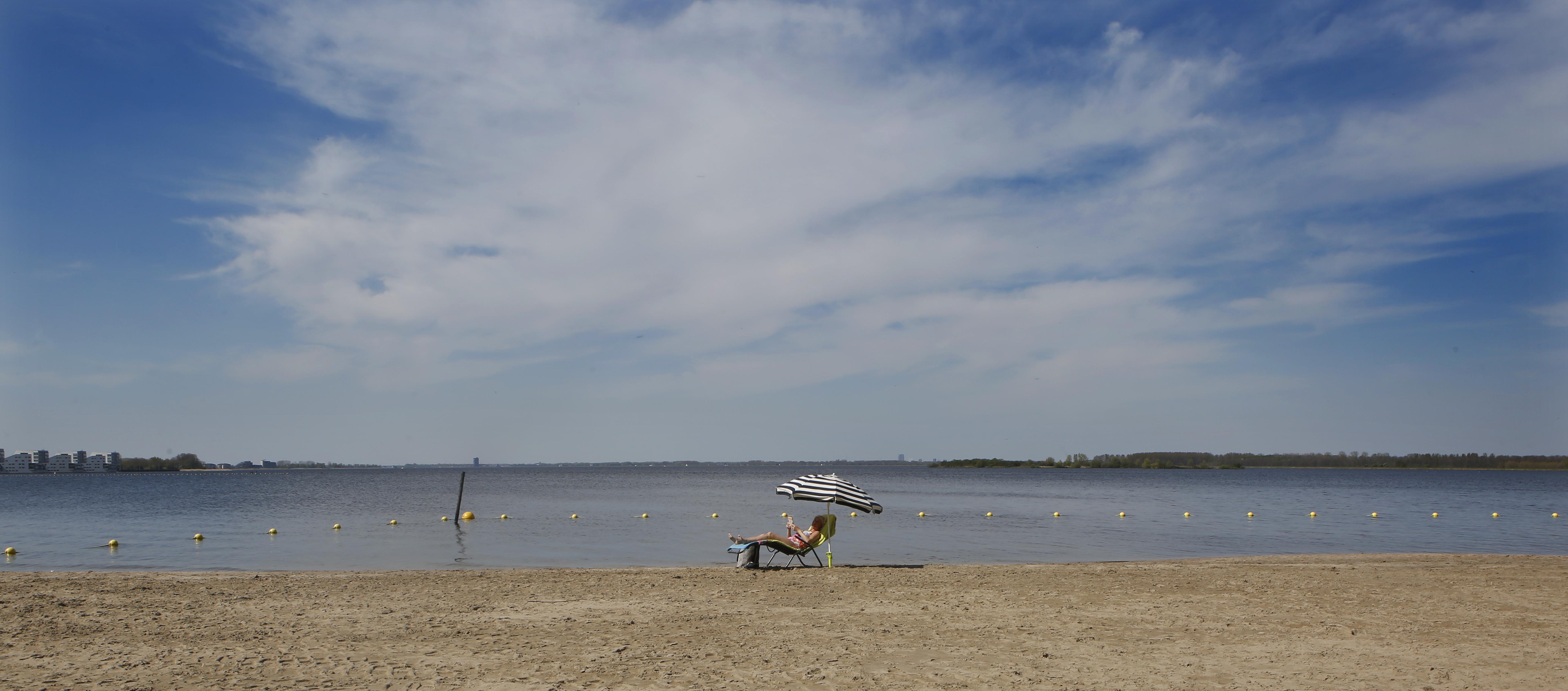 Eenzame badgast op strandje bij Stichtse Brug Blaricum: ’Ik noem het mijn Costa da Bijvanck’