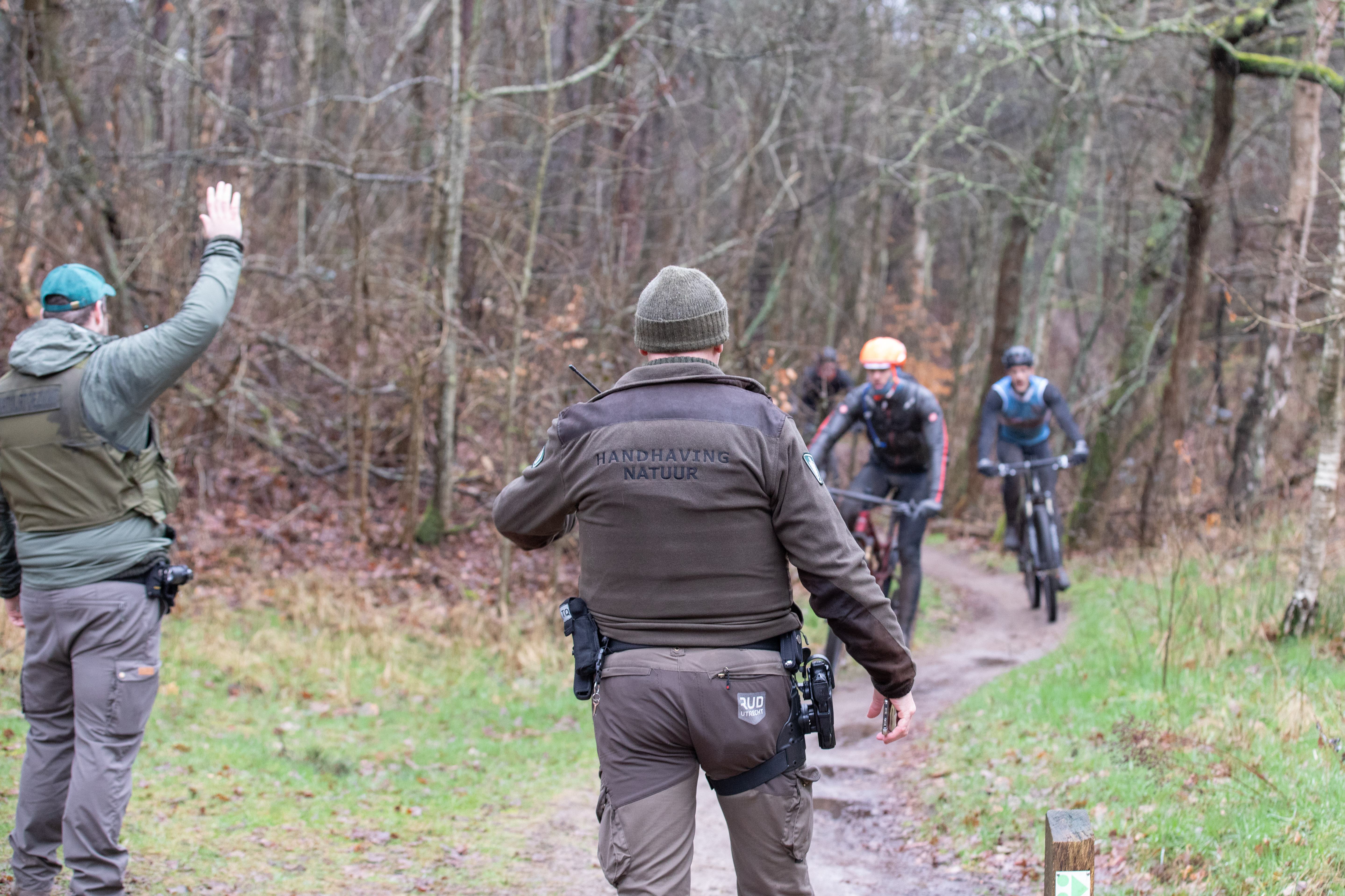 ’Alweer? We zijn net ook al gecontroleerd!’ Grote handhavingsactie op mtb- en ruitervignetten in bui