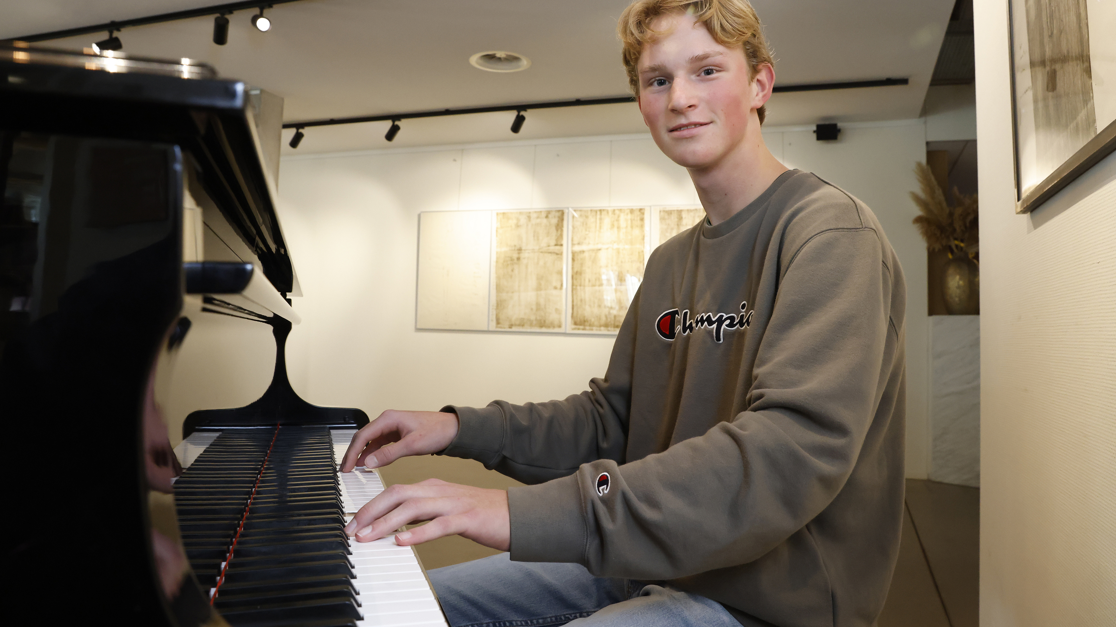 Jonge pianist Roland Valter (16) ontroert de bewoners van het Rosa Spier Huis: ’Ik speel om mijn hoo