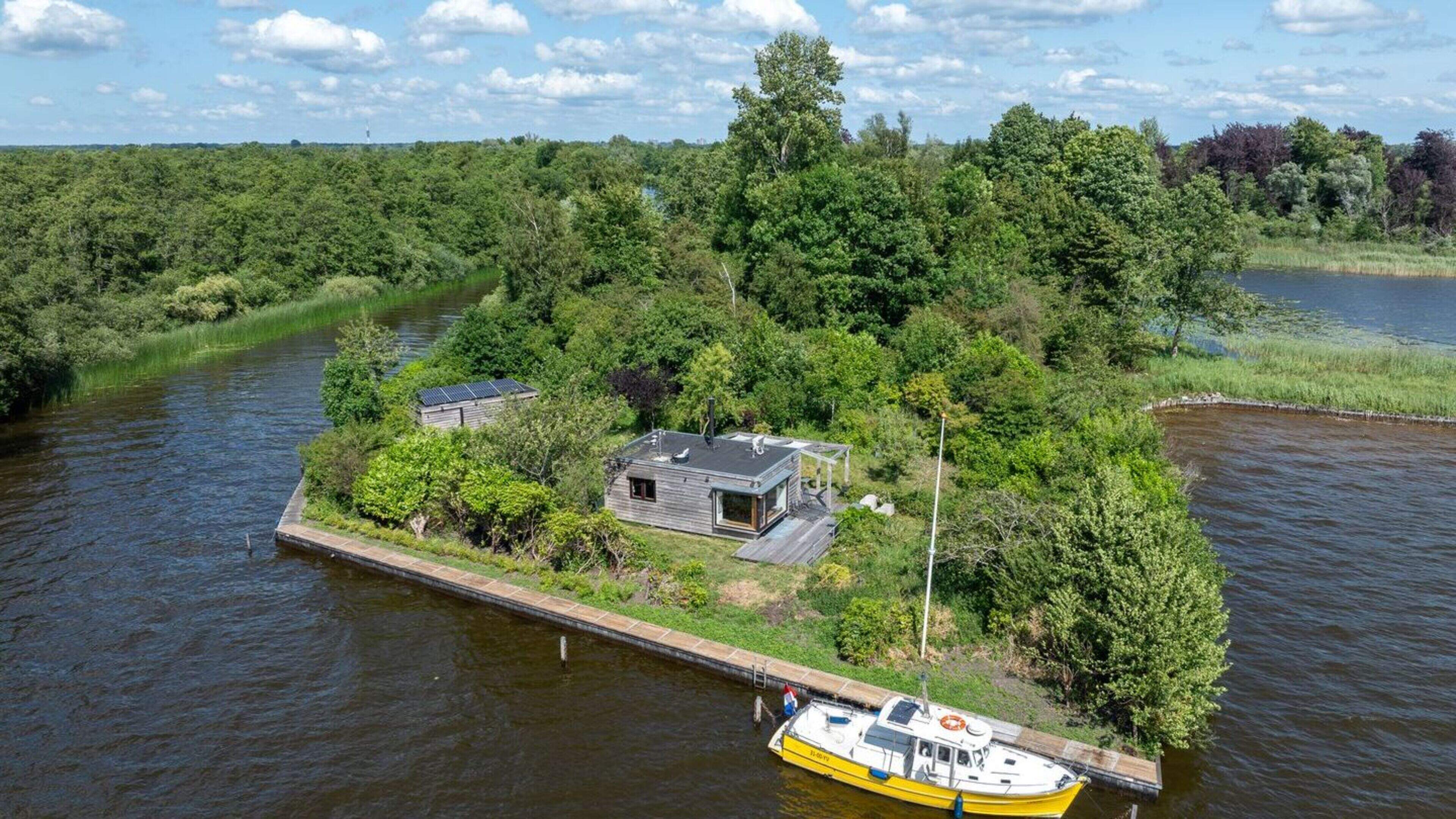Te koop: privé-eiland in de Loosdrechtse Plassen, alleen per boot bereikbaar