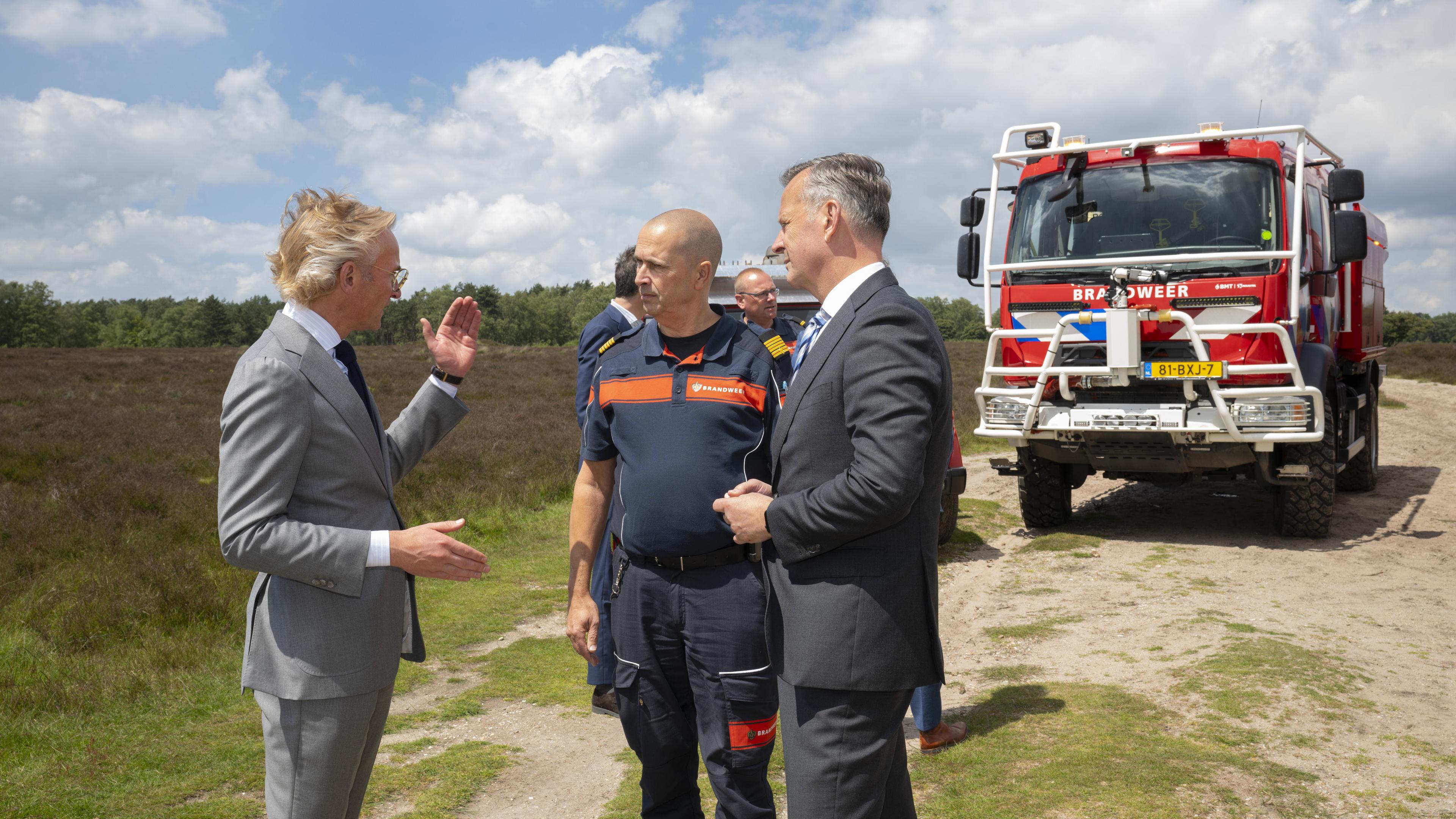 Commissaris van de Koning krijgt uitleg over speciale brandweerwagen ...