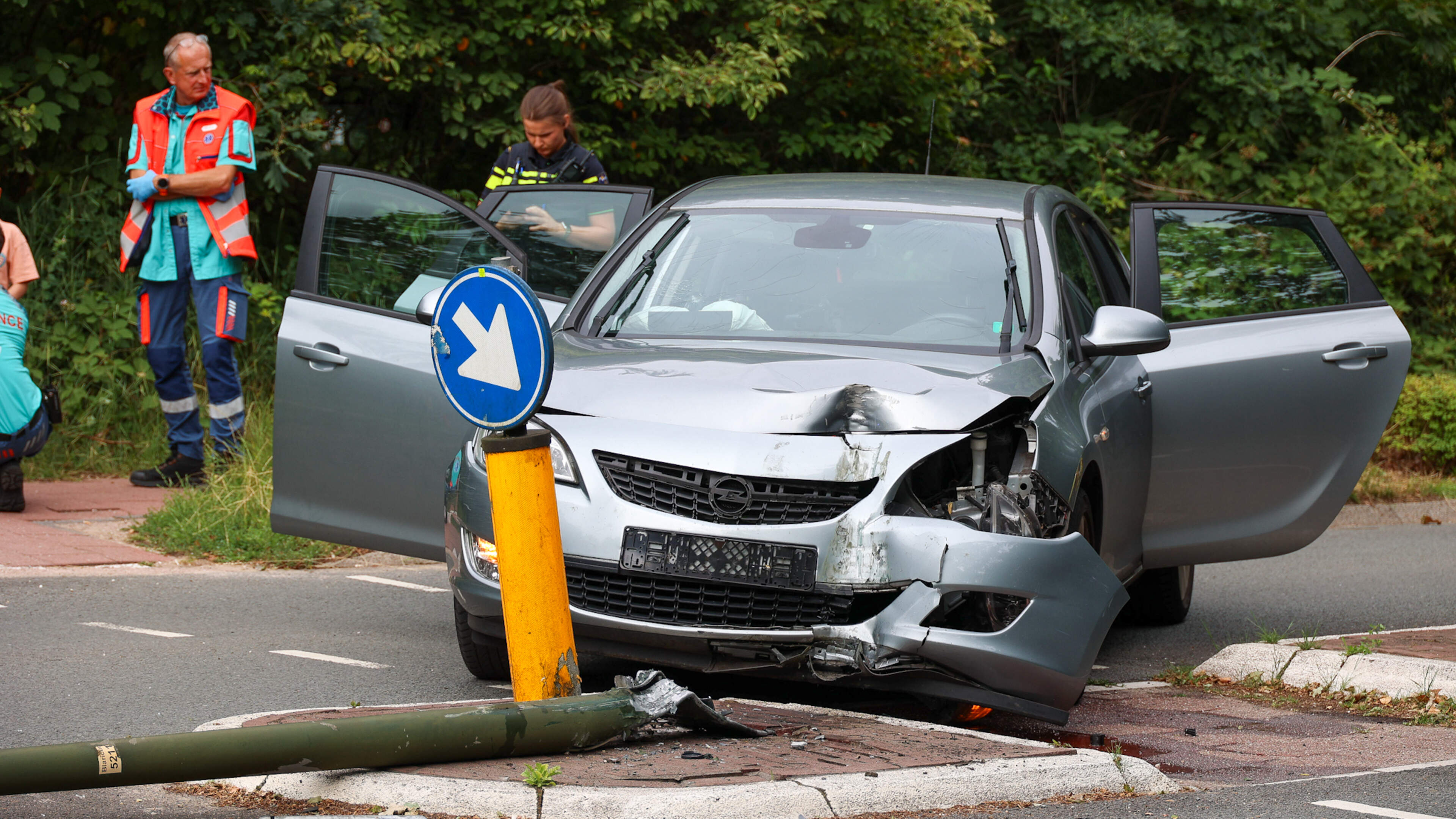 Auto botst tegen lantaarnpaal bij eenzijdig ongeval in Blaricum