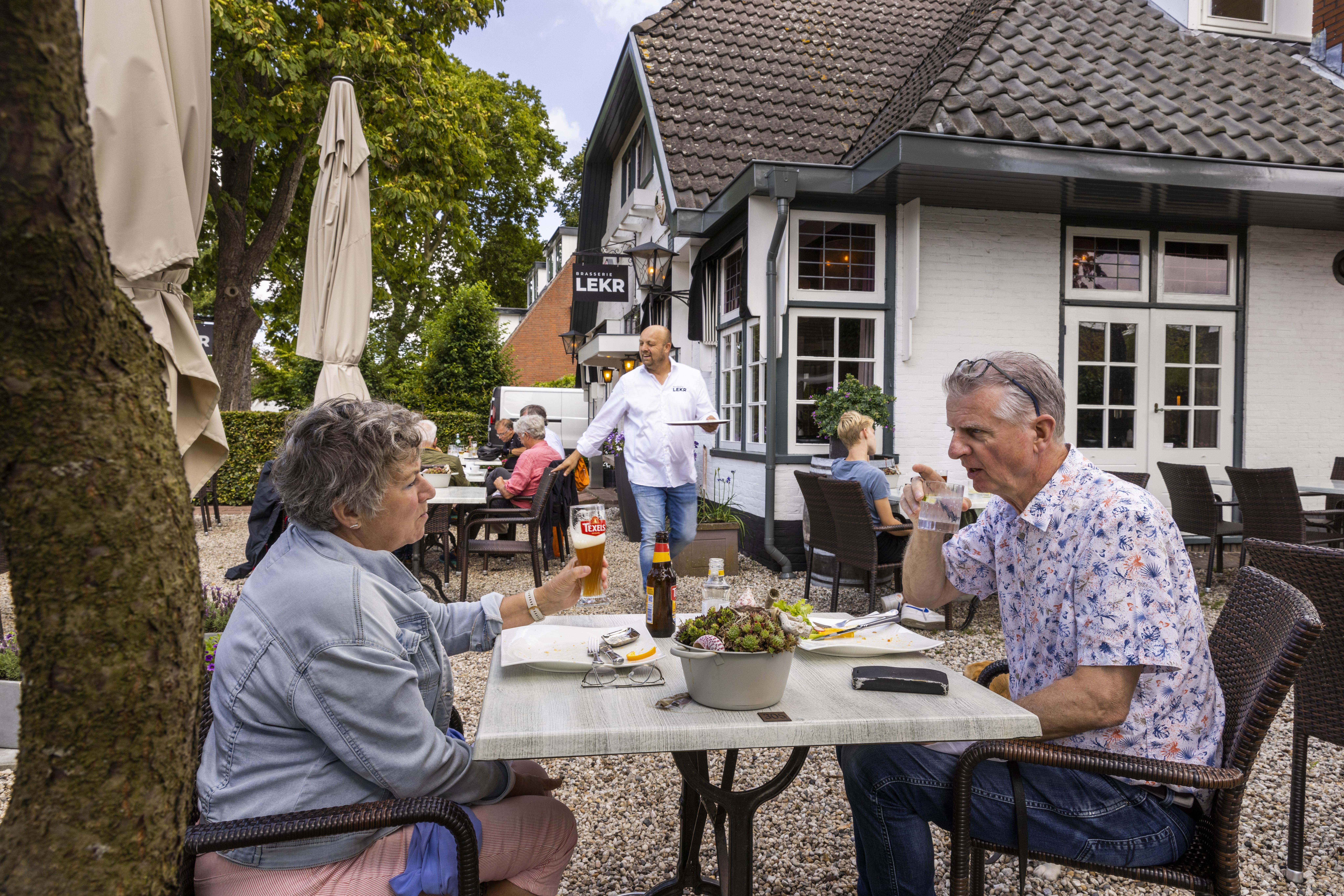 Volkszanger Danny Lukassen bestiert nu Brasserie Lekr in Ankeveen | Terrassentest 2023