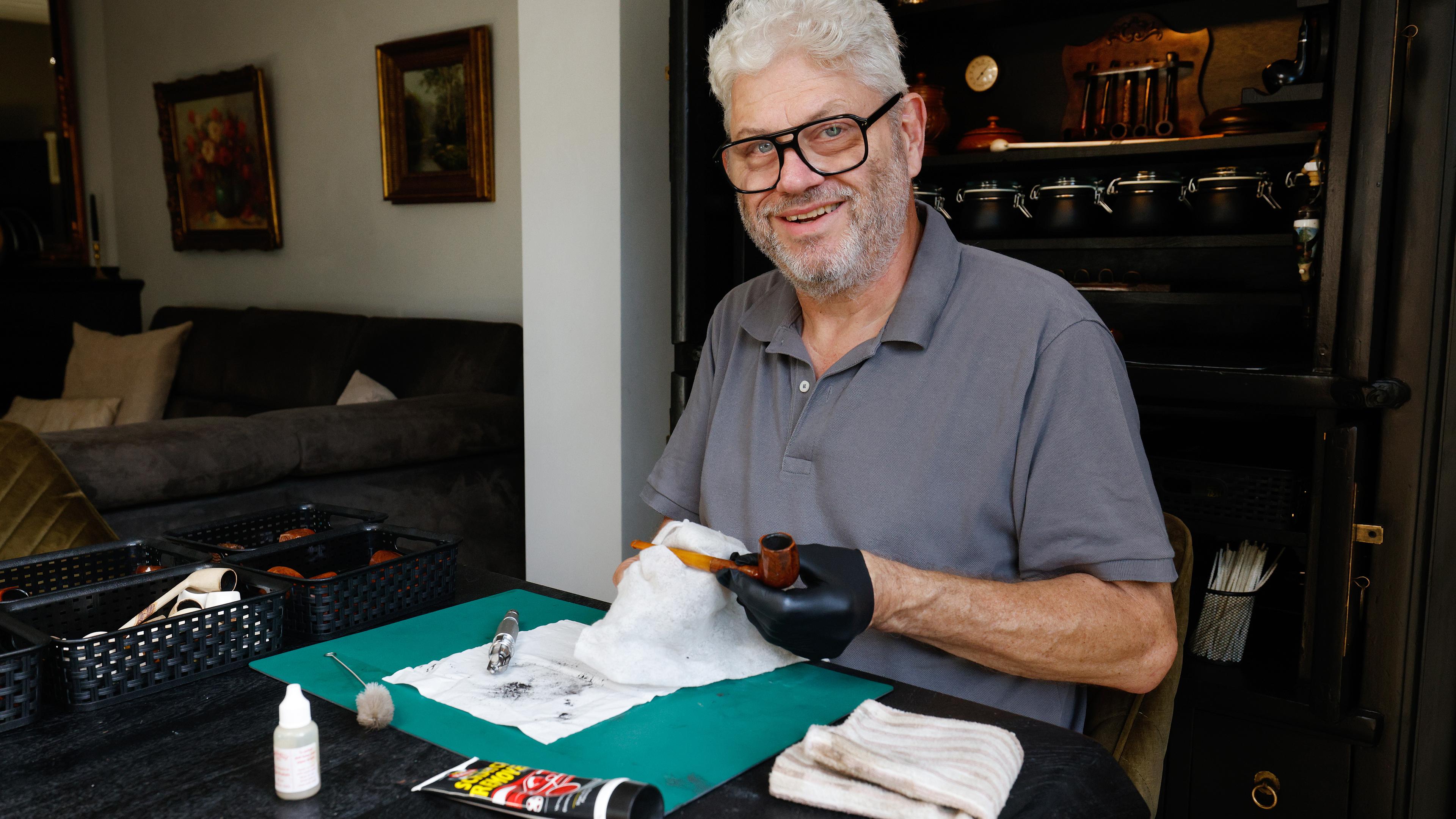 Oude tabakspijp over? Han van Kammen geeft ze een tweede leven. ‘Ik run in wezen een pijpenopvang’
